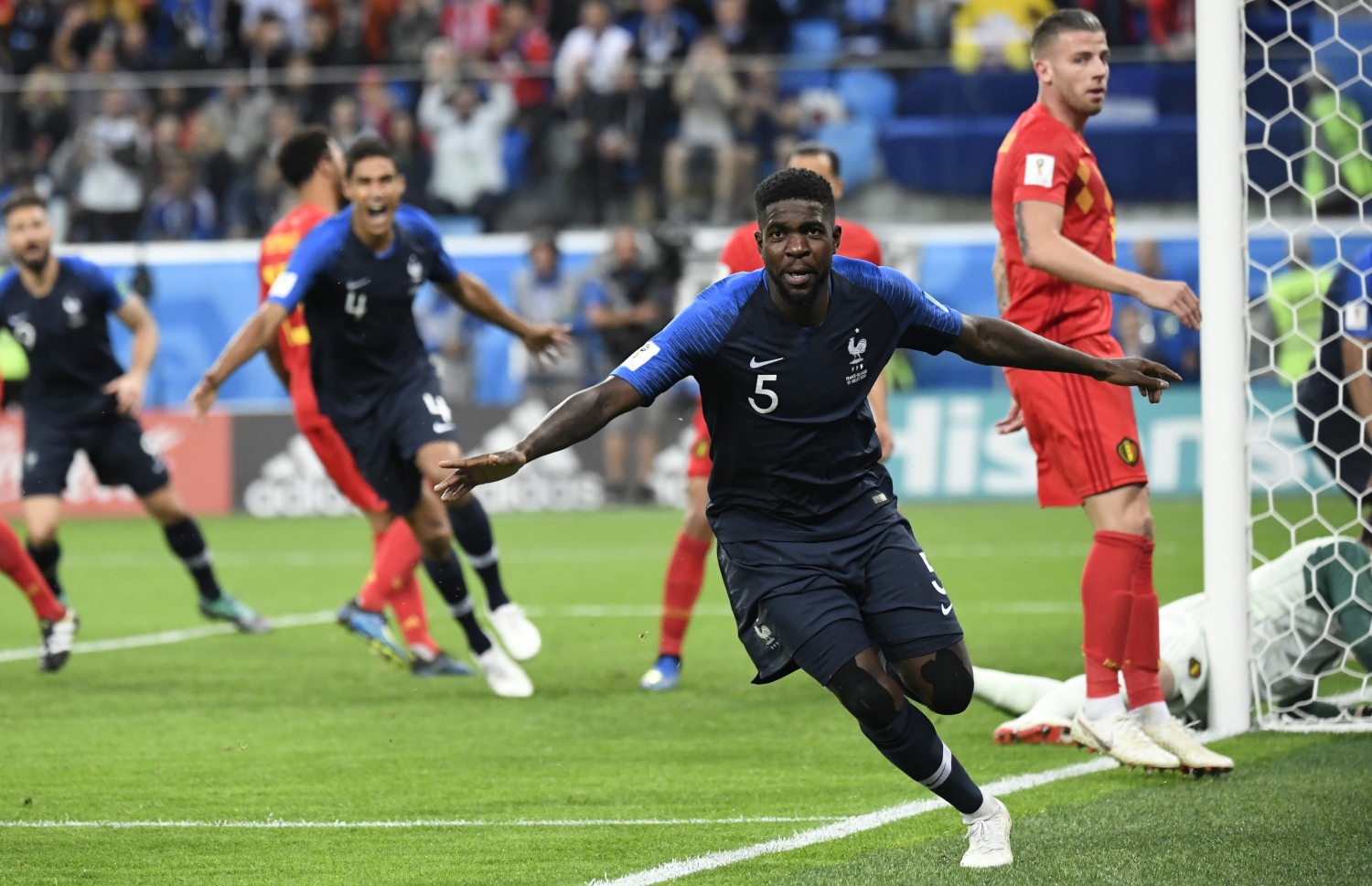 ސެއިން ޕީޓާސްބާގް: ޖުލައި 10، 2018: ވޯލްޑް ކަޕް ފުޓްބޯޅަ މުބާރާތުގައި ފްރާންސް އާ ބެލްޖިއަމް ކުޅުނު މެޗުގައި ފްރާންސްގެ ޑިފެންޑަރު އުމްޓީޓީ ލަނޑު ޖެހުމަށްފަހު އުފާފާޅުކުރަނީ: ސެމީ ފައިނަލް ފުރަތަމަ މެޗުން ބެލްޖިއަމްގެ މައްޗަށް 1-0 އިން ކުރިހޯދައި ފްރާންސް 12 އަހަރަށް ފަހު މުބާރާތުގެ ފައިނަލުން ވަނީ ޖާގަ ހޯދައިފައި.-- ފޮޓޯ: އޭއެފްޕީ