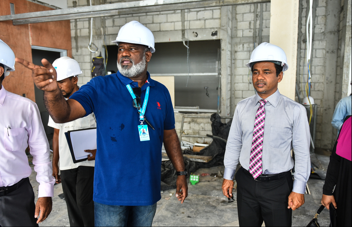 ދަރުމަވަންތަ ހޮސްޕިޓަލް އިމާރާތްކުރަމުން ދިޔަ ދުވަސްވަރު، އެ މަސައްކަތް ކުރިއަށްދާ ގޮތް ނާޒިމް ބައްލަވާލައްވަނީ.-- ފައިލް ފޮޓޯ: މިހާރު