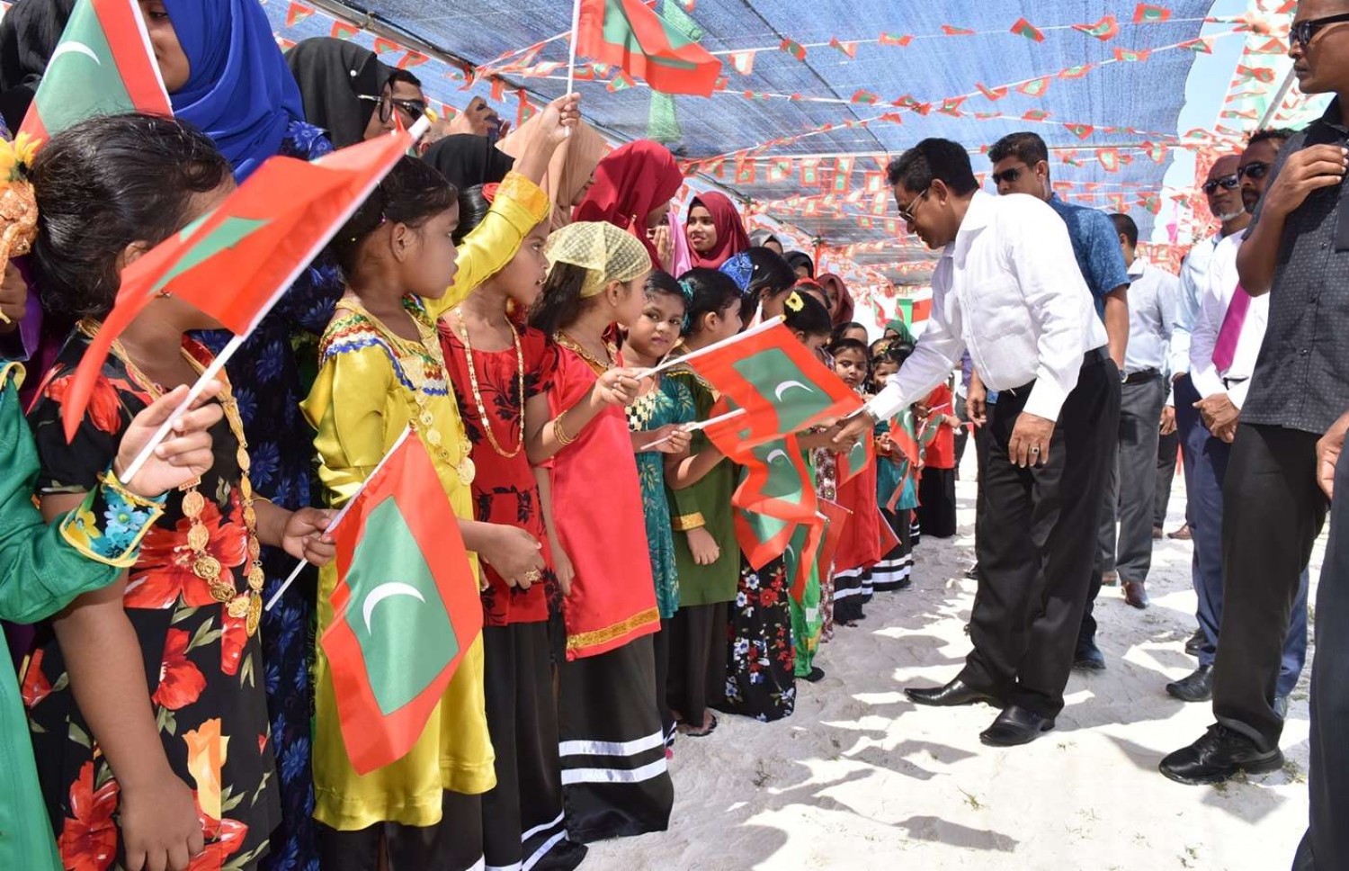 މ. މުލަކު: ޖުލައި 10، 2018: މީމު އަތޮޅުގެ ބައެއް ރަށްރަށަށް ރައީސް ޔާމީން ކުރައްވަމުން ގެއްދަވާ ޒިޔާރަތުގައި، މ.މުލަކުގައި އެމަނިކުފާނަށް މަރުހަބާ ކިޔުމަށް ރަށުގެ ބައެއް މީހުން ބަނދަރުމަތީގައި.-- ފޮޓޯ: ރައީސް އޮފީސް