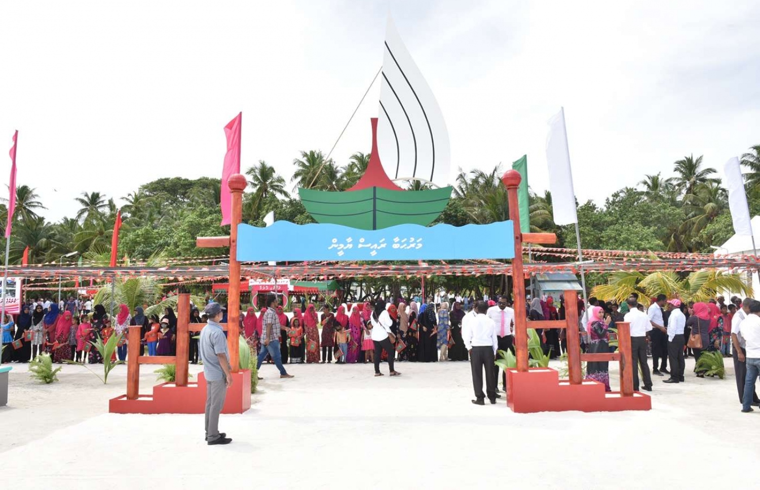 މ. މުލަކު: ޖުލައި 10، 2018: މުލަކުގައި ނަރުދަމާގެ ހިދުމަތް ފެއްޓުމަށް އެ ރަށުގައި ބޭއްވި ރަސްމިއްޔާތެއްގައި، ބައިވެރިވެ ވަޑައިގަތުމަށް ރައީސް ޔާމީން ވަޑައިގަންނަވަނީ.-- ފޮޓޯ: ރައީސް އޮފީސް