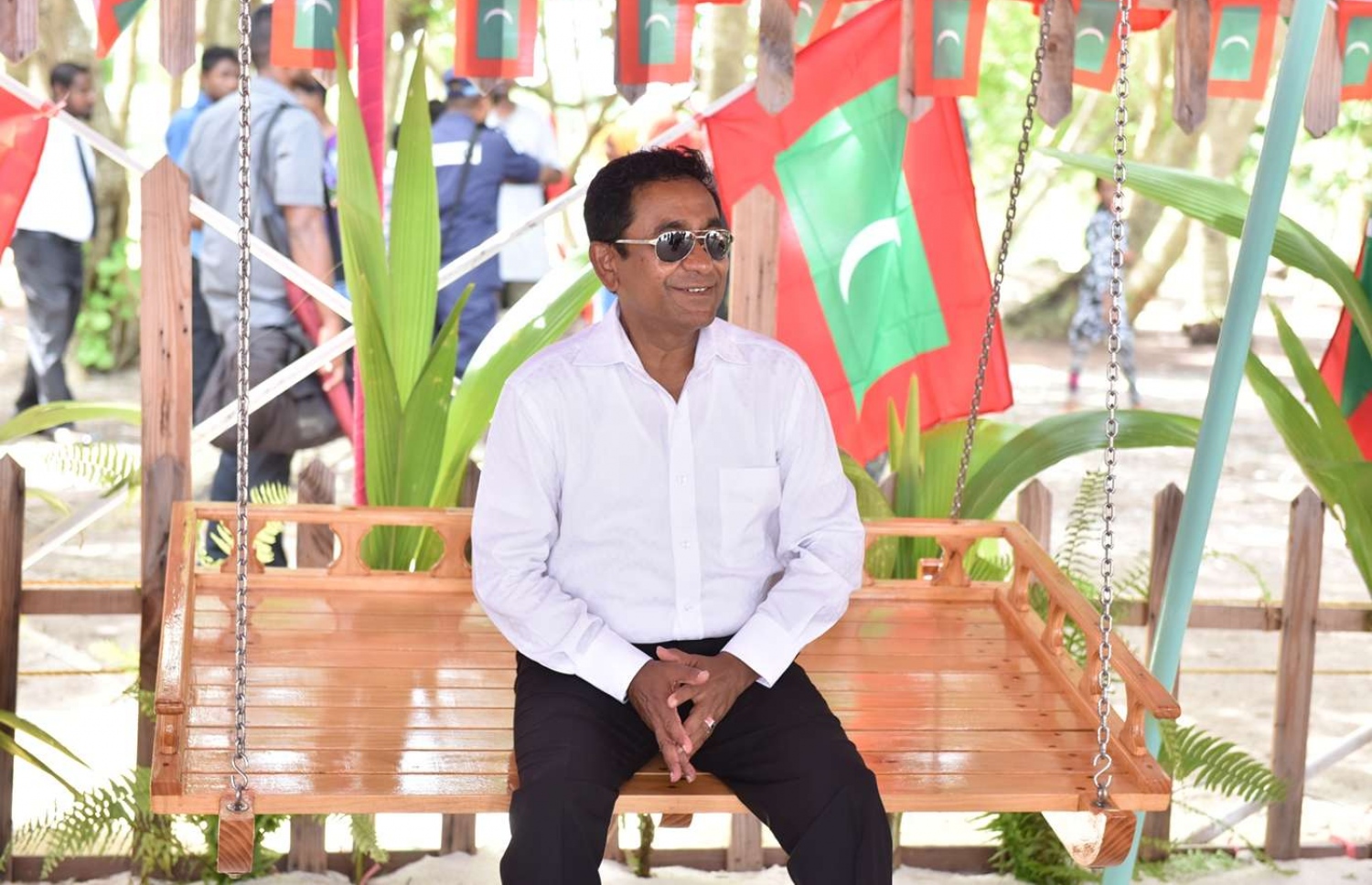 މ. މުލަކު: ޖުލައި 10، 2018: މީމު އަތޮޅުގެ ބައެއް ރަށްރަށަށް ރައީސް ޔާމީން ކުރައްވަމުން ގެއްދަވާ ޒިޔާރަތުގައި، މ.މުލަކުގައި އެމަނިކުފާނަށް މަރުހަބާ ކިޔުމަށް ހަދާފައިވާ އުނދޯއްޔެއްގައި.-- ފޮޓޯ: ރައީސް އޮފީސް