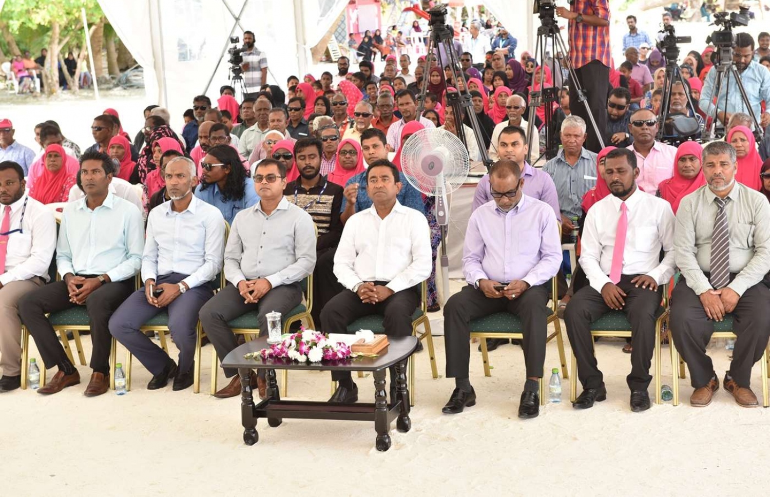 މ. މުލަކު: ޖުލައި 10، 2018: މުލަކުގައި ނަރުދަމާގެ ހިދުމަތް ފެއްޓުމަށް އެ ރަށުގައި ބޭއްވި ރަސްމިއްޔާތެއްގައި، ރައީސް ޔާމީންގެ އިތުރުން ބައެއް ވަޒީރުން ބައިވެރިވެ ވަޑައިގަންނަވަނީ.-- ފޮޓޯ: ރައީސް އޮފީސް