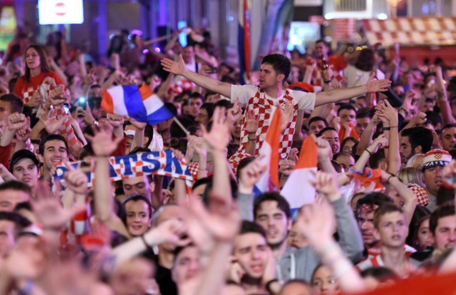 މޮސްކޯ: ޖުލައި 11، 2018: ވޯލްޑް ކަޕް ފުޓްބޯޅަ މުބާރާތުގައި އިންގްލެންޑް އާ ކްރޮއޭޝިއާ ކުޅުނު މެޗުގައި އިންގްލެންޑް ކޮޅަށް ލަނޑު ޖެހުމުން، ކްރޮއޭޝިއާގެ ސަޕޯޓަރުން އުފާފާޅުކުރަނީ: އިންގްލެންޑް އަތުން 2-1 އިން މޮޅުވެ ކްރޮއޭޝިއާ ވޯލްޑް ކަޕު ފައިނަލުން ފުރަތަމަ ފަހަރަށް ވަނީ ޖާގަ ހޯދާފައި.-- ފޮޓޯ: އޭއެފްޕީ