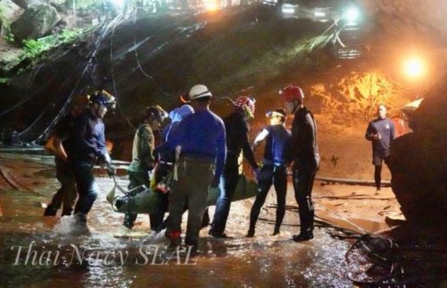 ތަމް ލުއާން ހޮހަޅައިން ސްޓްރެޗަރުގައި ކުއްޖަކު ނެރެނީ. --ފޮޓޯ: ތައި ނޭވީ ސީލް