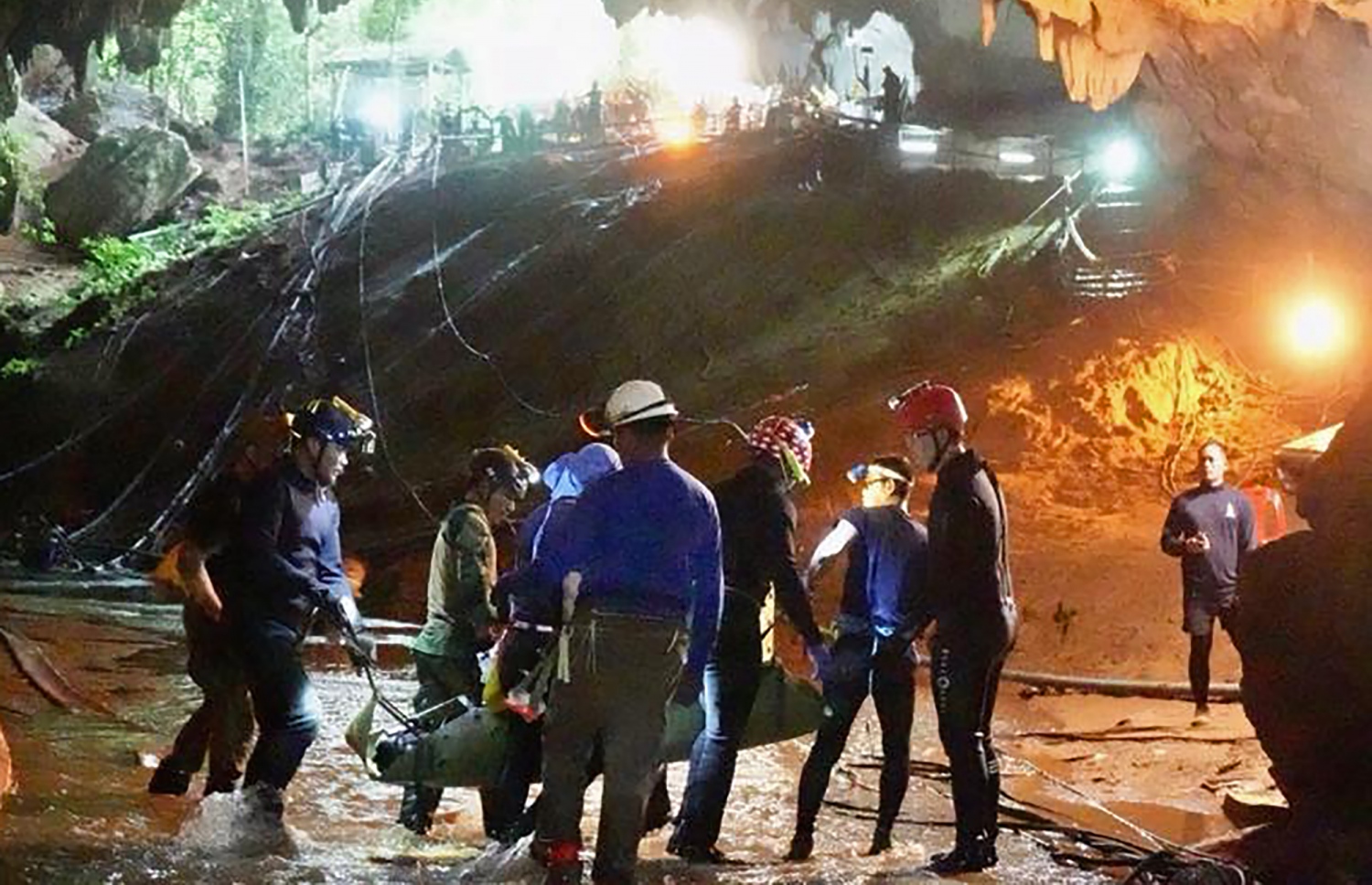 ތަމް ލުއާން ހޮހަޅައިން ސްޓްރެޗަރުގައި ކުއްޖަކު ނެރެނީ. --ފޮޓޯ: ތައި ނޭވީ ސީލް