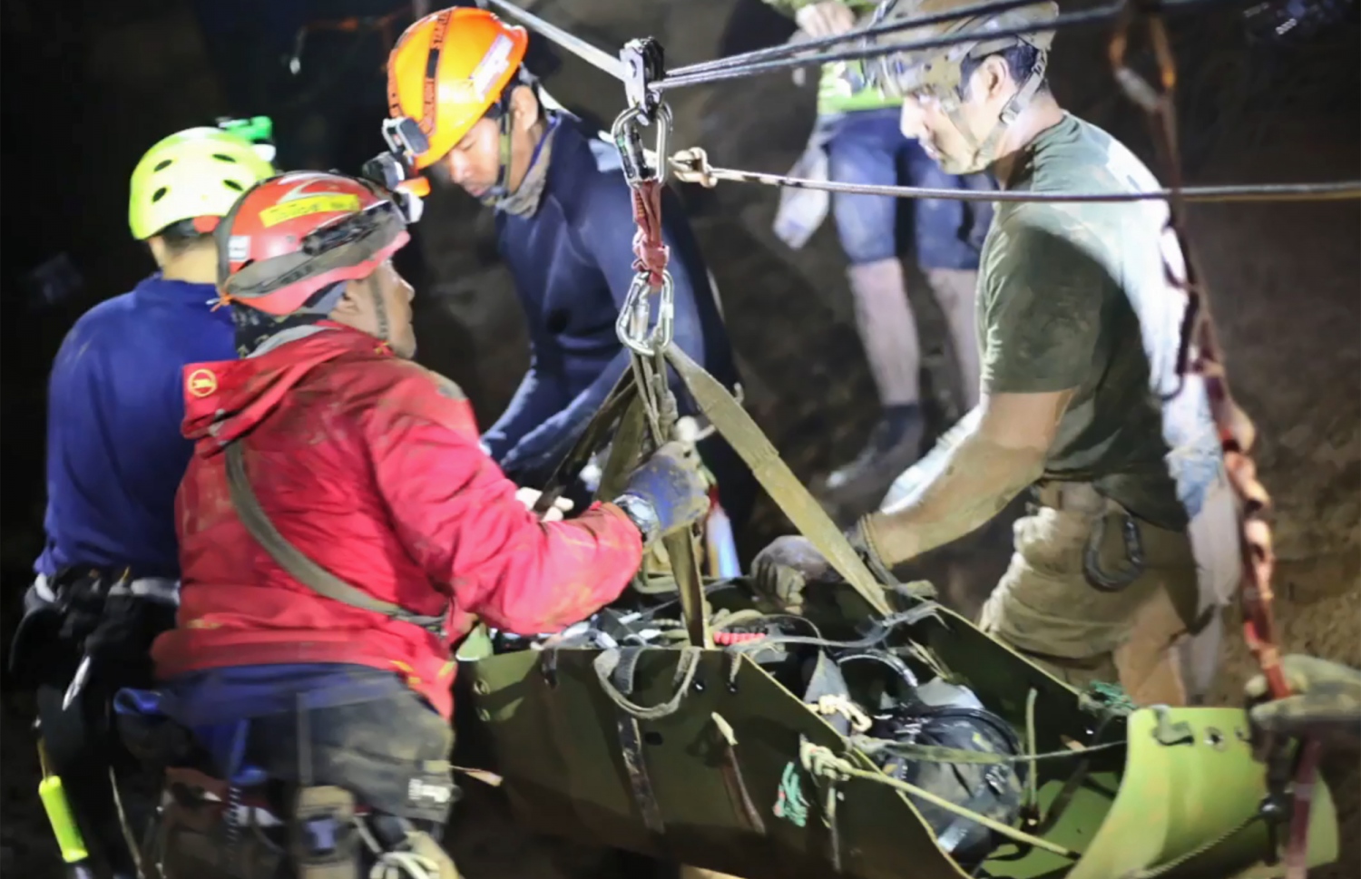 ތަމް ލުއާން ހޮހަޅައިން ސްޓްރެޗަރުގައި ކުއްޖަކު ނެރެނީ. --ފޮޓޯ: ތައި ނޭވީ ސީލް