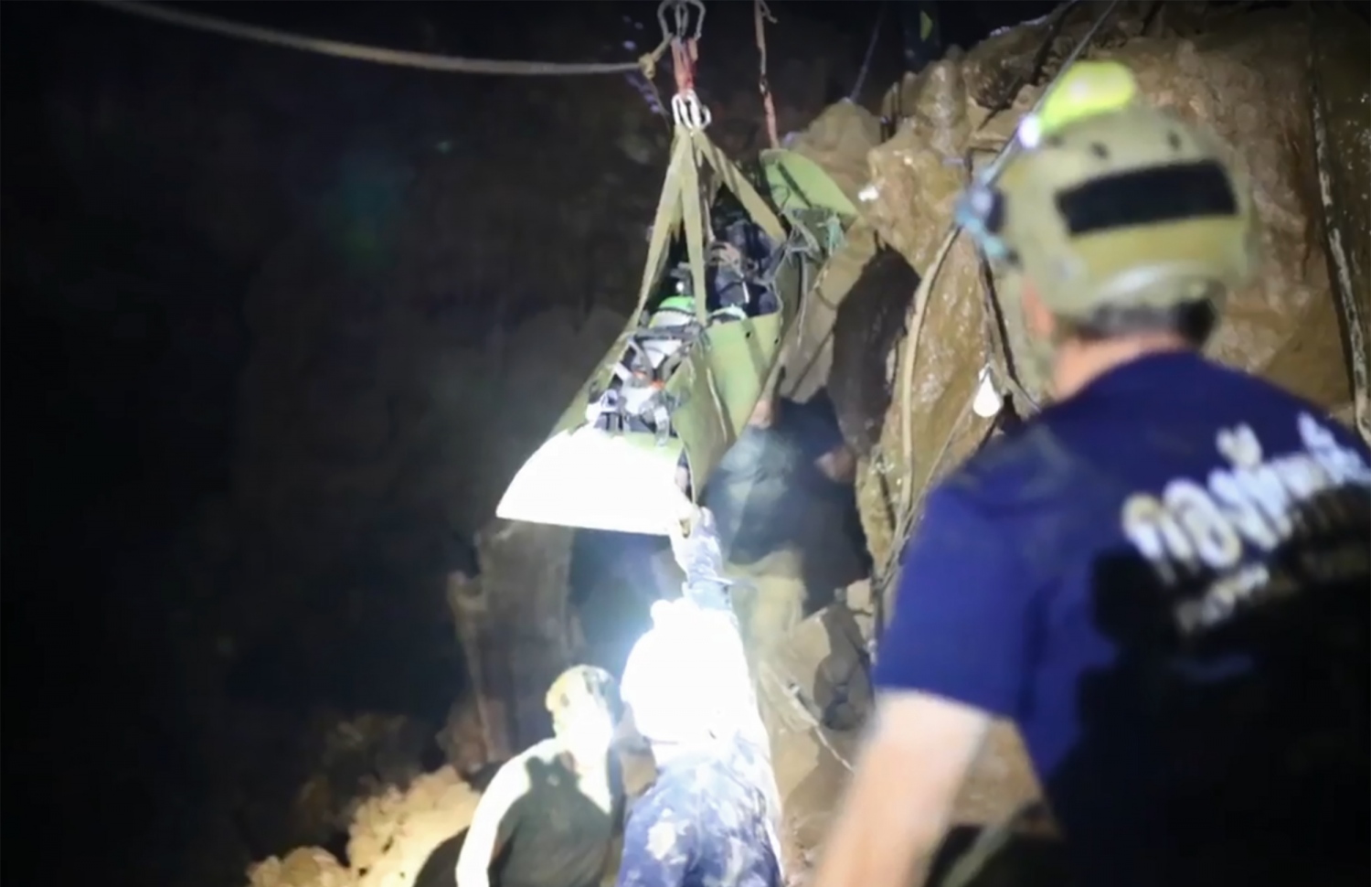 ތަމް ލުއާން ހޮހަޅައިން ސްޓްރެޗަރުގައި ކުއްޖަކު ނެރެނީ. --ފޮޓޯ: ތައި ނޭވީ ސީލް