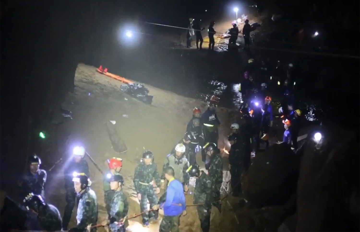 ރެސްކިއު ޓީމުތަކުން ތަމް ލުއާން ހޮހަޅައިގައި ހަރަކާތްތެރި ވަނީ. --ފޮޓޯ:ތައި ނޭވީ ސީލް