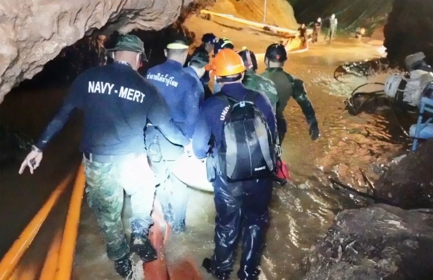 ތަމް ލުއާން ހޮހަޅައިން ނެރުނު ކުއްޖަކު ސްޓްރެޗަރުގައި ގެންދަނީ. --ފޮޓޯ: ތައި ނޭވީ ސީލް