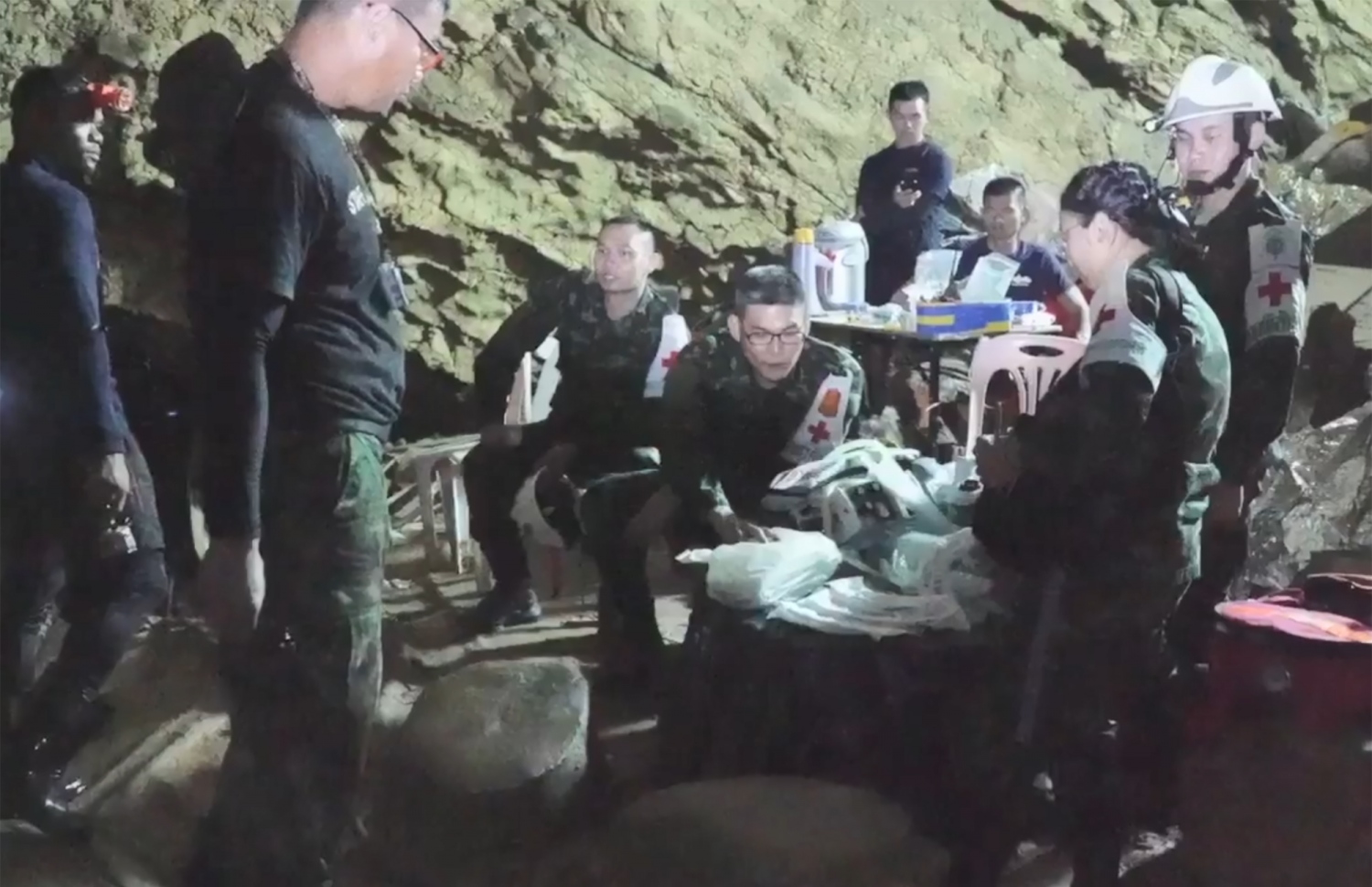 ރެސްކިއު ޓީމުގެ މެންބަރުން ތަމް ލުއާން ހޮހަޅައިގައި ހަރަކާތްތެރި ވަނީ. --ފޮޓޯ:އޭއެފްޕީ