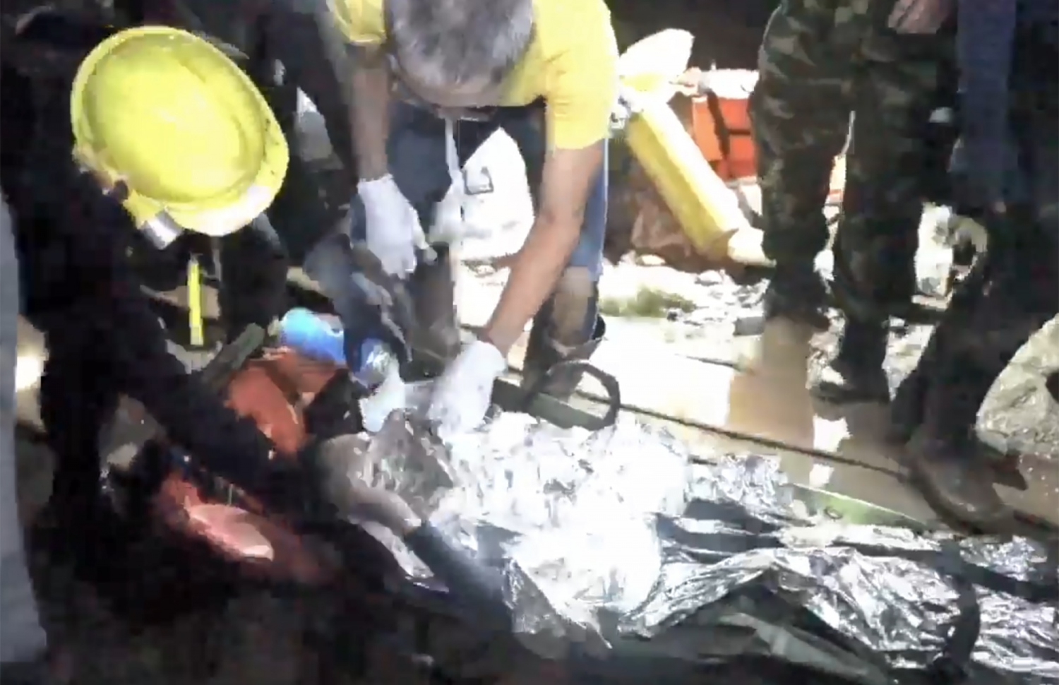 ތަމް ލުއާން ހޮހަޅައިން ނެރުނު ކުއްޖަކު ސްޓްރެޗަރުގައި. --ފޮޓޯ: ތައި ނޭވީ ސީލް