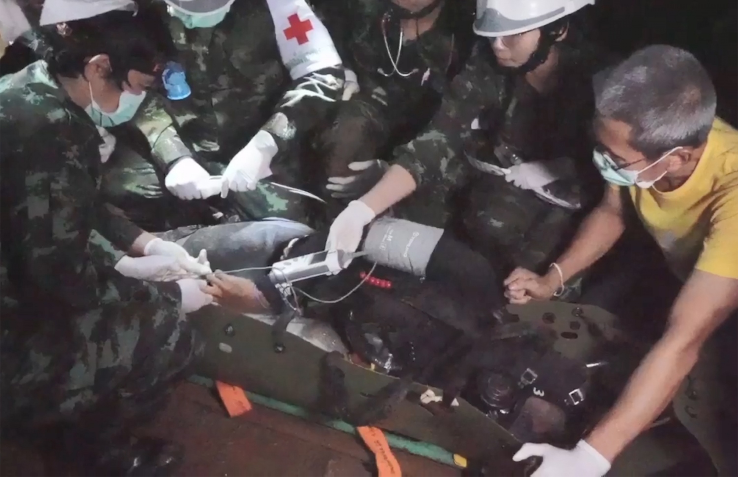 ތަމް ލުއާން ހޮހަޅައިން ނެރުނު ކުއްޖަކު ސްޓްރެޗަރުގައި ގެންދަނީ. --ފޮޓޯ: ތައި ނޭވީ ސީލް