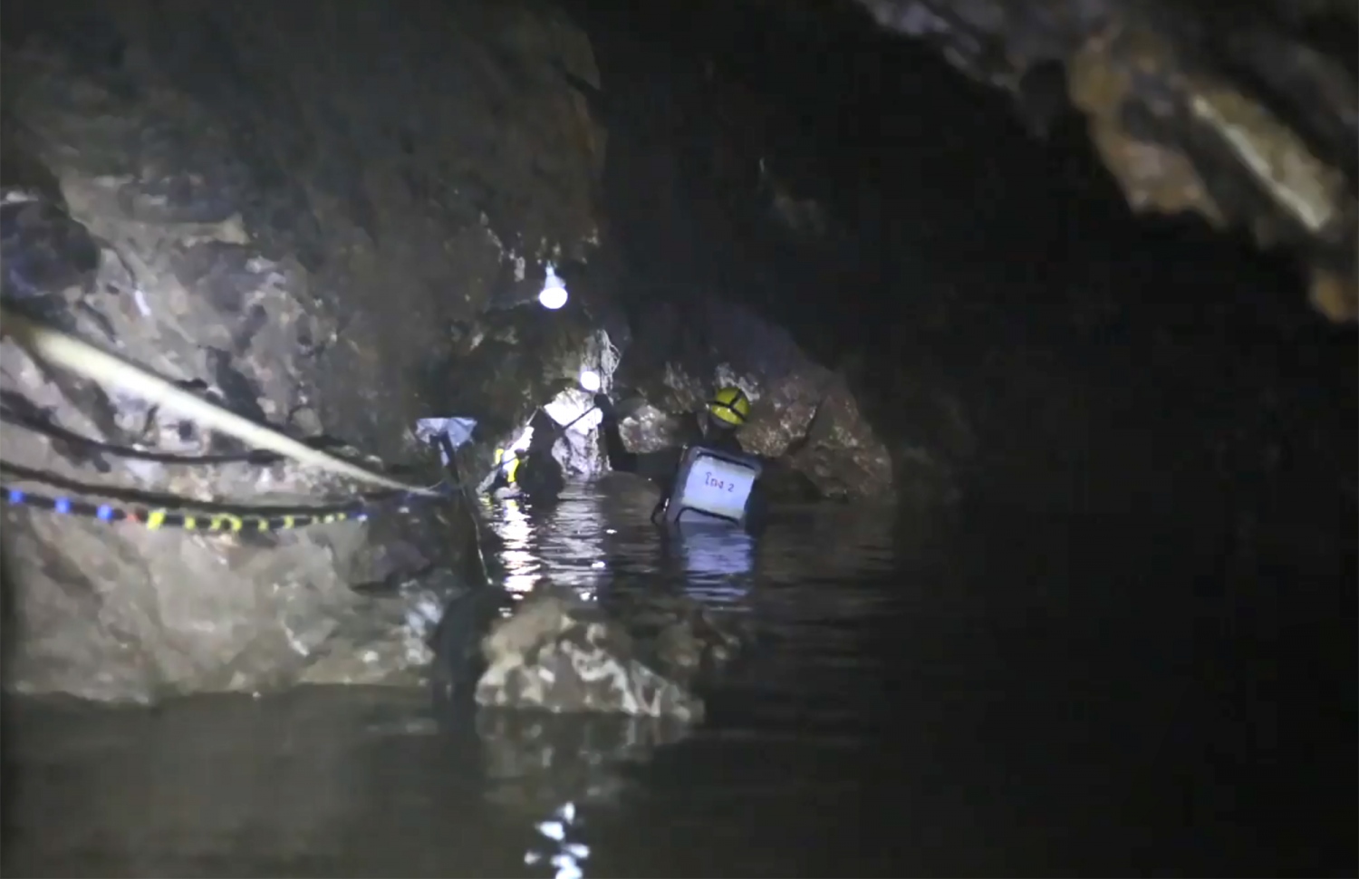 ރެސްކިއު ޑައިވަރުން ހޮހަޅައިގެ ތެރޭގައި ހަރާކްތެރި ވަނީ. --ފޮޓޯ:އޭއެފްޕީ