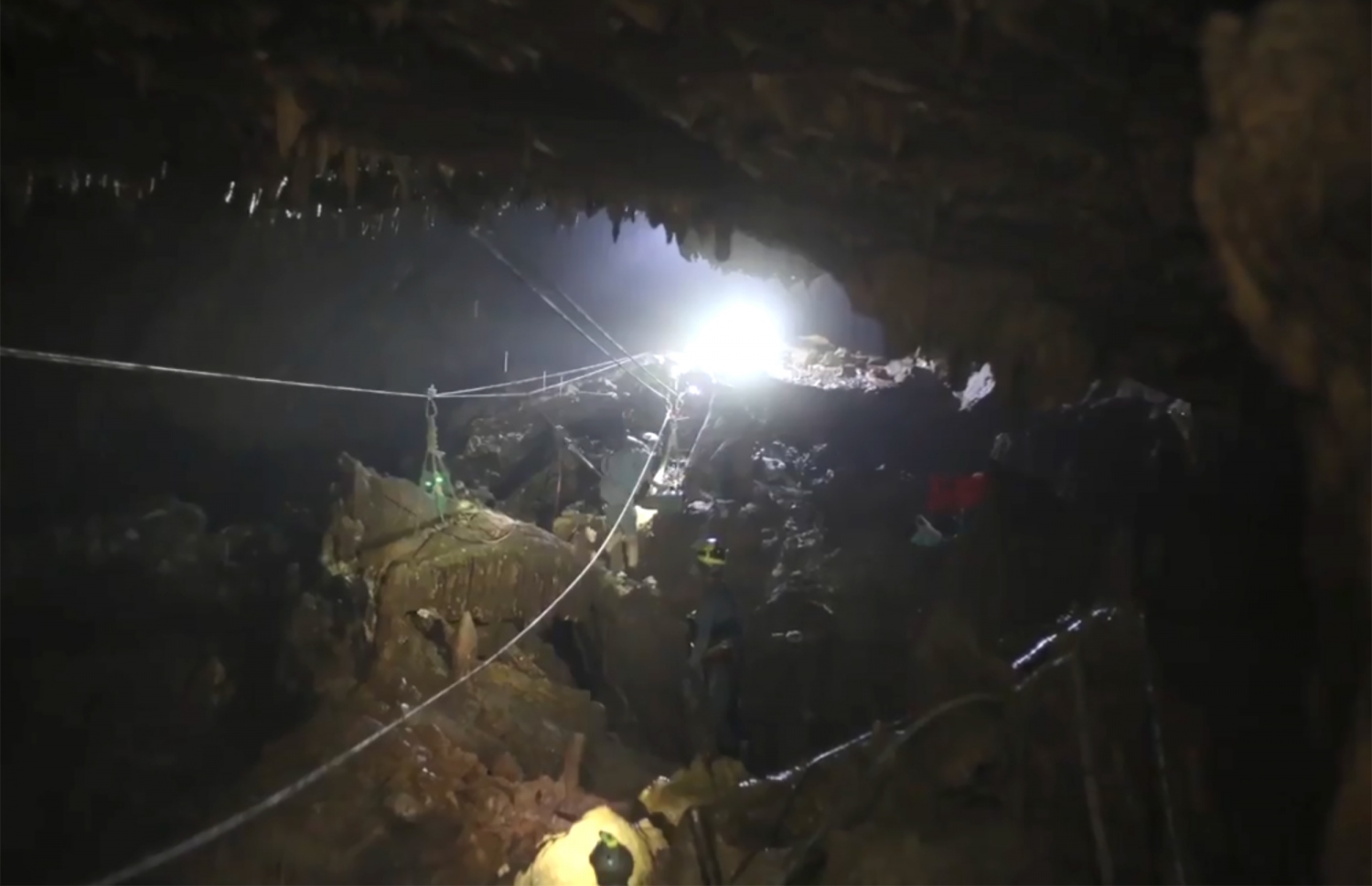 ހޮހަޅައިގެ ތެރޭގައި ރެސްކިއު ޓީމުތަކުން ހަރަކާތްތެރި ވަނީ. --ފޮޓޯ:އޭއެފްޕީ