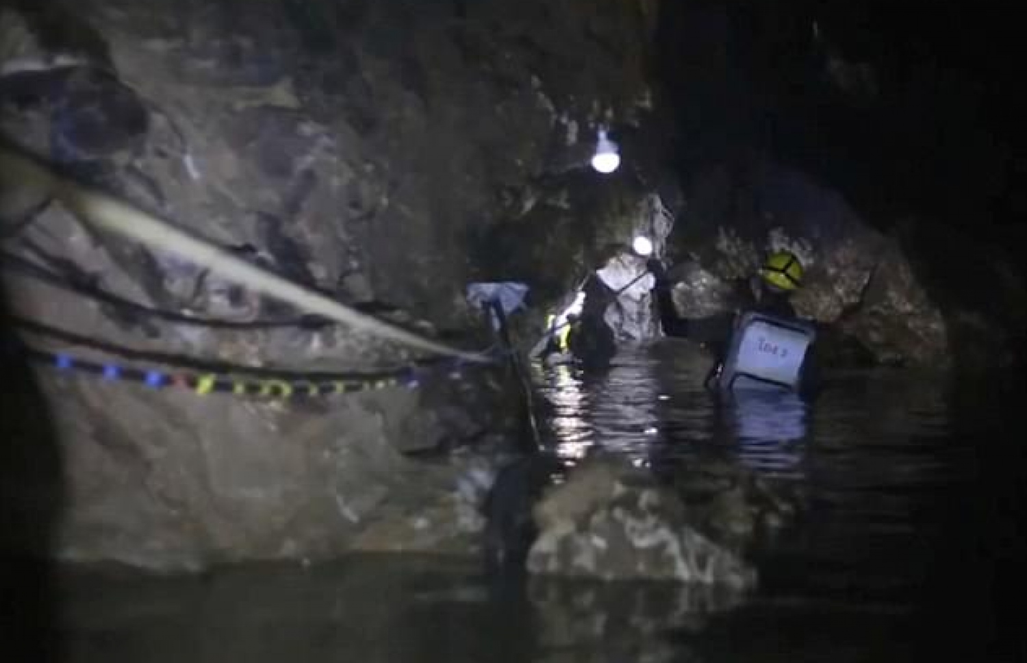 ތަމް ލުއާން ހޮހަޅައިން ކުދިން ނެރުމުގެ އޮޕަރޭޝަން ކުރިއަށް ދަނީ. --ފޮޓޯ: ތައި ނޭވީ ސީލް