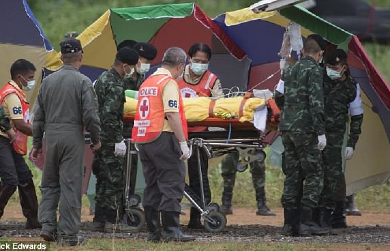 ހޮހަޅައިން ސަލާމަތް ކުރި ކުއްޖަކު ސްޓްރެޗަރުގައި ހެލިކޮޕްޓަރަށް އަރުވަން ގެންދަނީ. --ފޮޓޯ: ތައި ނޭވީ ސީލް