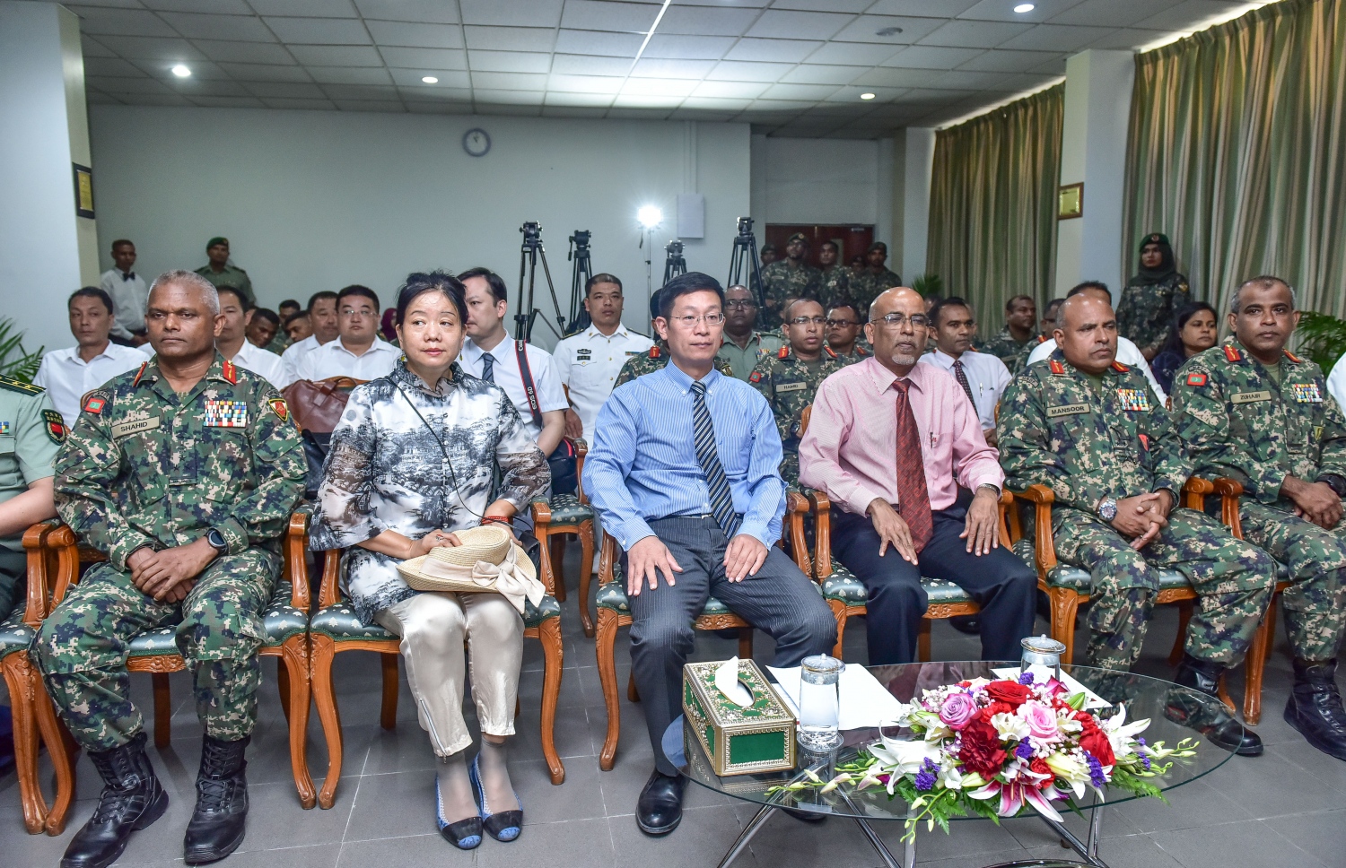 ޗައިނާ އިން ރާއްޖެ އަށް ސީ އެމްބިއުލާންސް ހަދިޔާކުރި ކަމުގެ އެއްބަސްވުމުގައި ސޮއިކުރުމަށް މިއަދު ބޭއްވި ރަސްމިއްޔާތުގައި ބައިވެރިވެވަޑައިގެންނެވި އިސް ބޭފުޅުން.-- ފޮޓޯ: ނިޝާން އަލީ/ މިހާރު