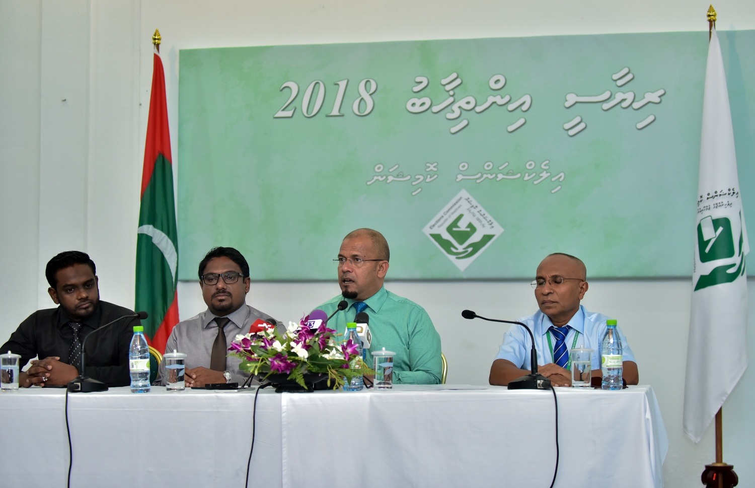 އިލެކްޝަންސް ކޮމިޝަނުގެ މެމްބަރުން ނޫސްވެރިންނާ ވާހަކަ ދައްކަވަނީ.--- ފޮޓޯ: އަހްމަދު ނިޝާތު/މިހާރު