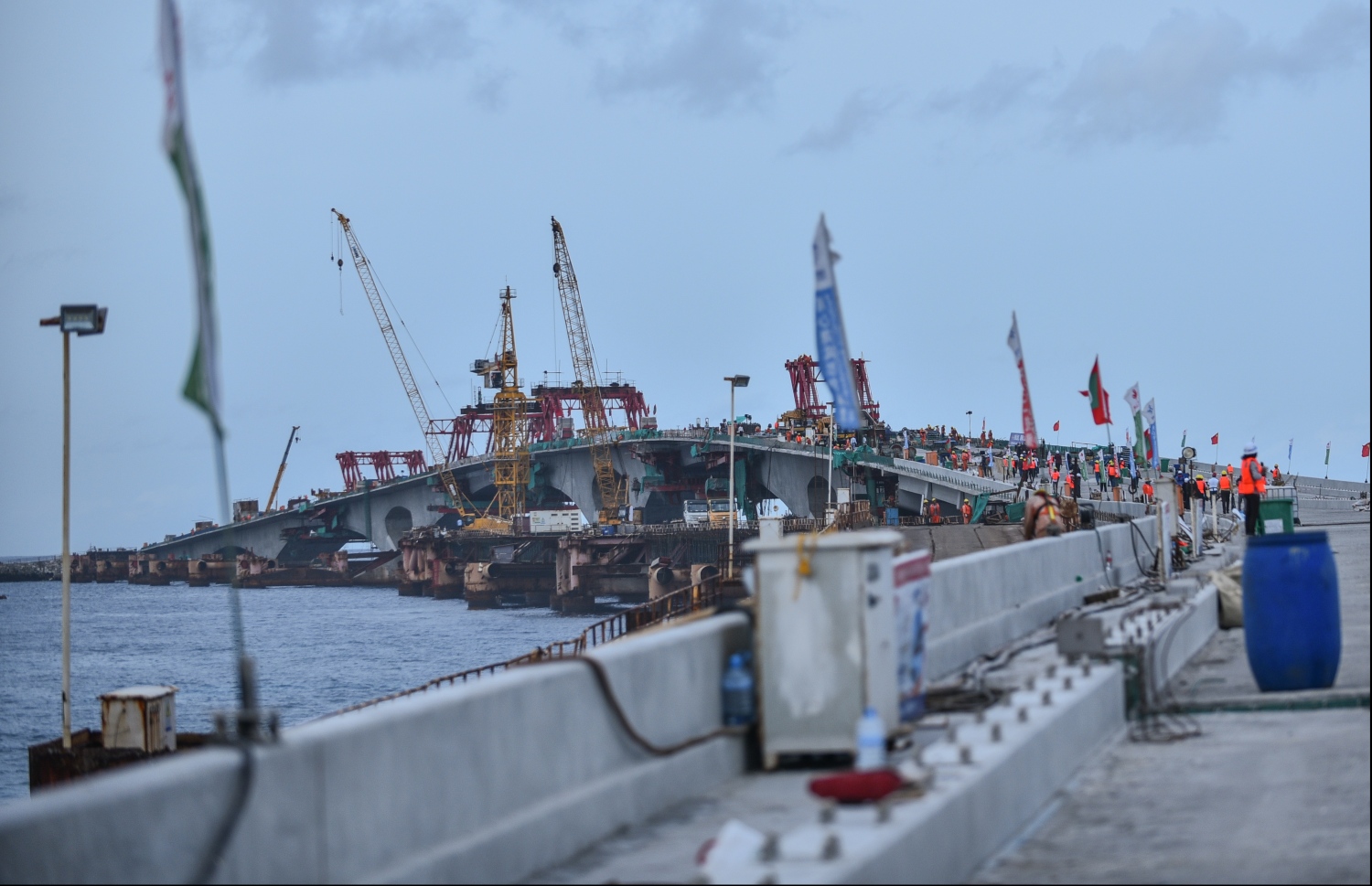 ބްރިޖުގެ މަސައްކަތް ކުރިއަށް ދަނީ: އަންނަ މަހުގެ ތެރޭގައި ބްރިޖު ހުޅުވާނެ ކަމަށް ސަރުކާރުން ވަނީ ބުނެފައި. --ފޮޓޯ: ހުސެއިން ވަހީދު/މިހާރު