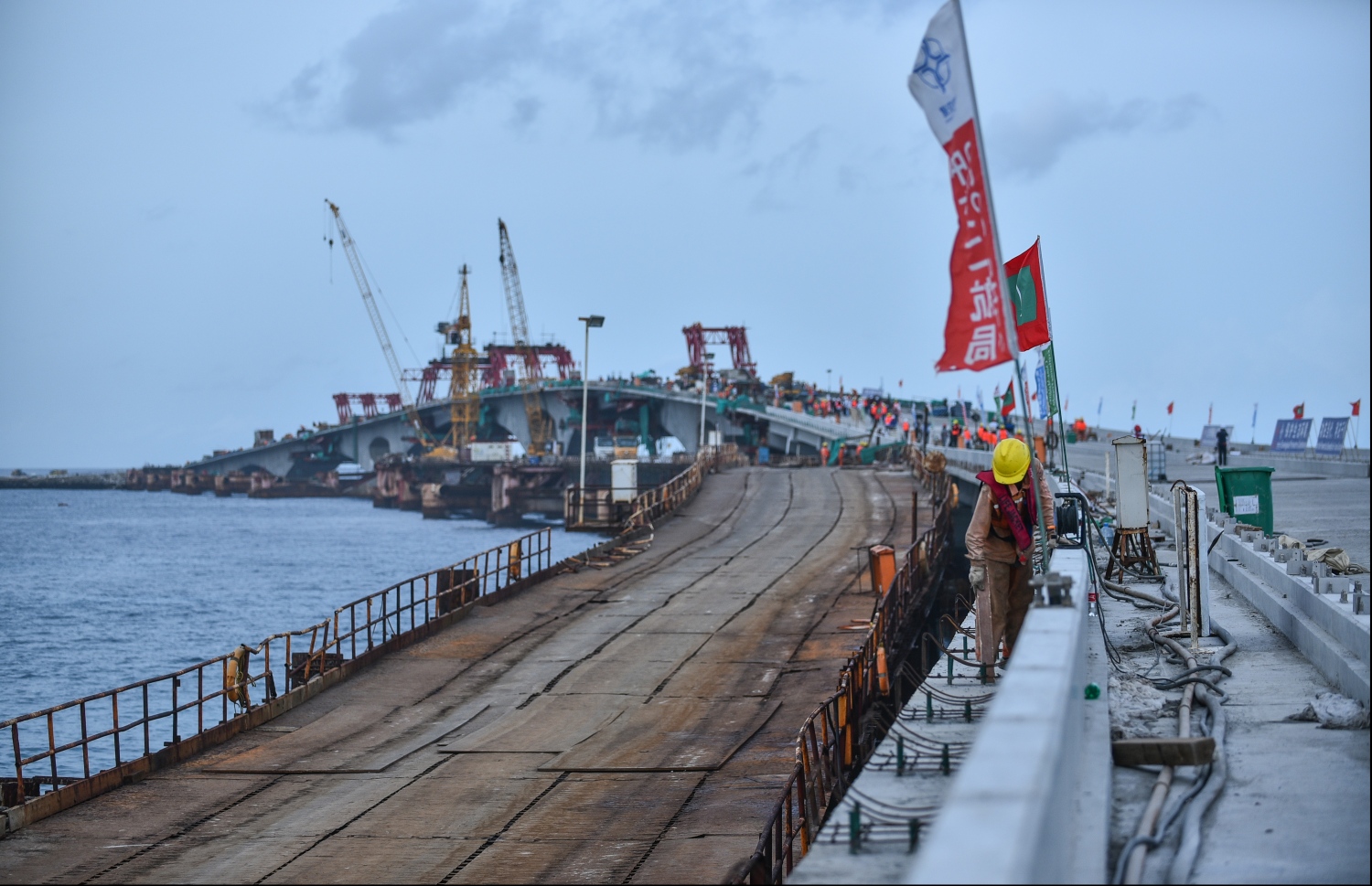 މާލެ: ޖުލައި 12، 2018- މާލެ-ހުޅުލެ ބްރިޖުގެ އެންމެ ފަހުގެ މަސައްކަތްތައް މީޑިއާ އަށް ދައްކާލުން: ވެހިކަލްތަކަށް ޖުމްލަ ހަތަރު ލޭން ބްރިޖުގައި އޮންނާނެ. އެއީ ހުޅުލޭ ކޮޅަށް ޚާއްސަ ދެ ލޭނާއި މާލޭ ކޮޅަށް ދެ ލޭން. މާލޭ ކޮޅުގެ ދެ ލޭންގައި، 3.5 މީޓަރު ހުންނައިރު، އަނެއް ދެ ލޭންގައި 3.2 މީޓަރު ހުންނާނެ ކަމަށް ބްރިޖުގެ މަސައްކަތުގައި އުޅުއްވާ އޮފިޝަލުން ވިދާޅުވޭ. އޭގެ އިތުރުން، ދެ ފަރާތުން ބައިސިކަލް ދުއްވޭވަރުގެ ލޭނެއް ވަނީ ހަދާފައި.---ފޮޓޯ: ހުސެއިން ވަހީދު/މިހާރު