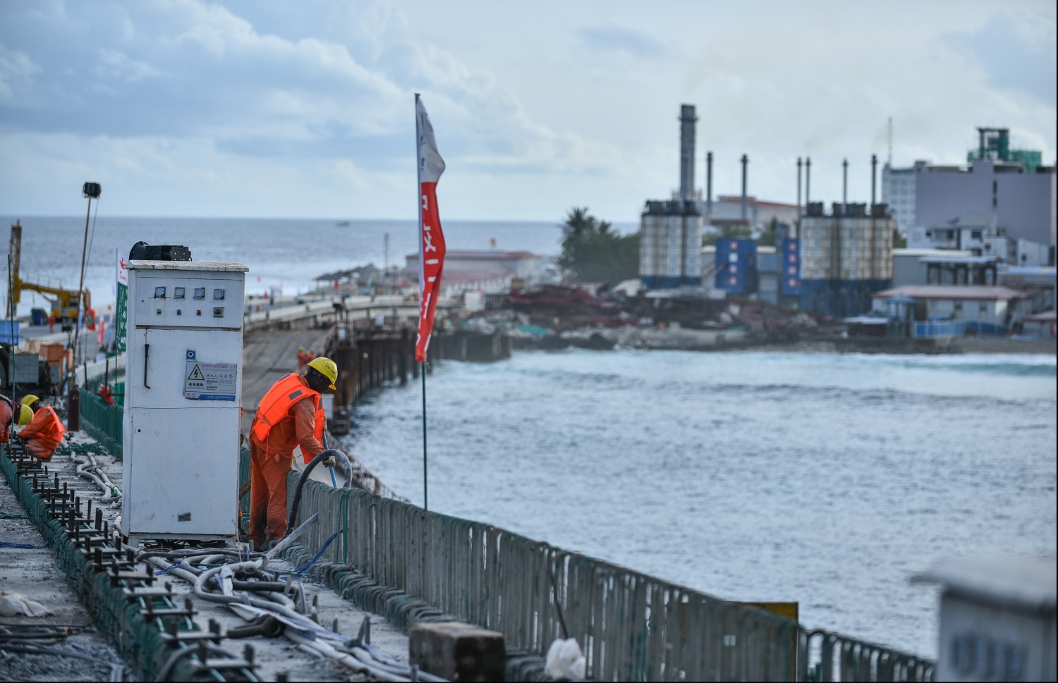 މާލެ: ޖުލައި 12، 2018- މާލެ-ހުޅުލެ ބްރިޖުގެ މަސައްކަތުގައި ބަޔަކު ހަރަކާތްތެރިވަނީ.---ފޮޓޯ: ހުސެއިން ވަހީދު/މިހާރު