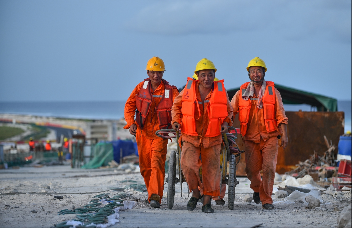 މާލެ: ޖުލައި 12، 2018- މާލެ-ހުޅުލެ ބްރިޖުގެ މަސައްކަތުގައި އުޅޭ ބަޔަކު ހިނގާފައި ދަނީ: ޗައިނާގެ ސީސީސީސީން ކުރަމުން އަންނަ މި މަސައްކަތުގައި 900 މުވައްޒަފުން ހަރަކާތްތެރިވޭ.---ފޮޓޯ: ހުސެއިން ވަހީދު/މިހާރު