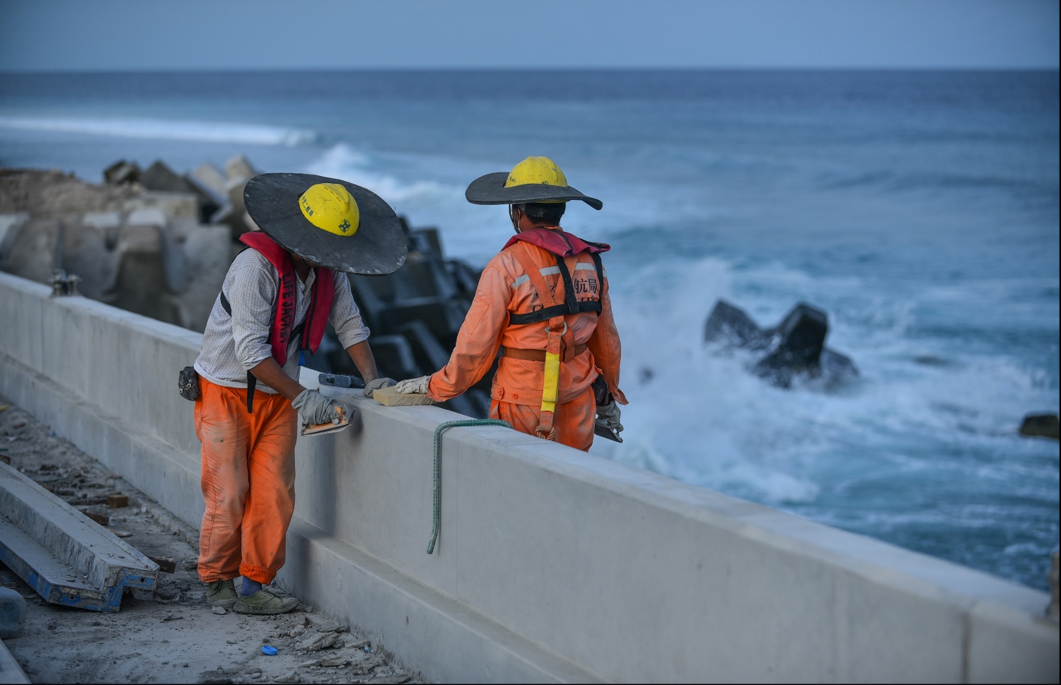 މާލެ: ޖުލައި 12، 2018- މާލެ-ހުޅުލެ ބްރިޖުގެ މަސައްކަތުގައި ދެ މީހަކު ހަރަކާތްތެރިވަނީ: ބްރިޖުގައި ހަތް ތަނބު ޖަހާފައިވާއިރު، ކަނޑުގެ އަޑިން ފެށިގެން 100 މީޓަރު ފުނަން ބައެއް ހޮޅިތައް ޖަހަން ޖަރުމަނުގެ ޓެކްނޮލޮޖީ ވެސް ބޭނުން ކުރި.---ފޮޓޯ: ހުސެއިން ވަހީދު/މިހާރު