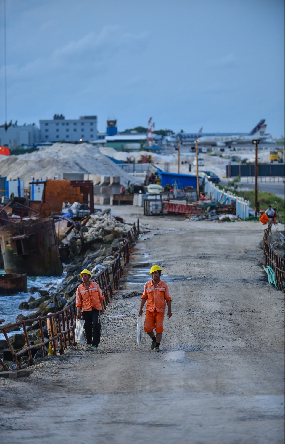 ބްރިޖުގެ މަތިން ސީސީސީސީގެ ދެ މުވައްޒަފަކު ހިނގާފައި މާލެ އަށް އަންނަނީ. --ފޮޓޯ: ހުސެއިން ވަހީދު/މިހާރު