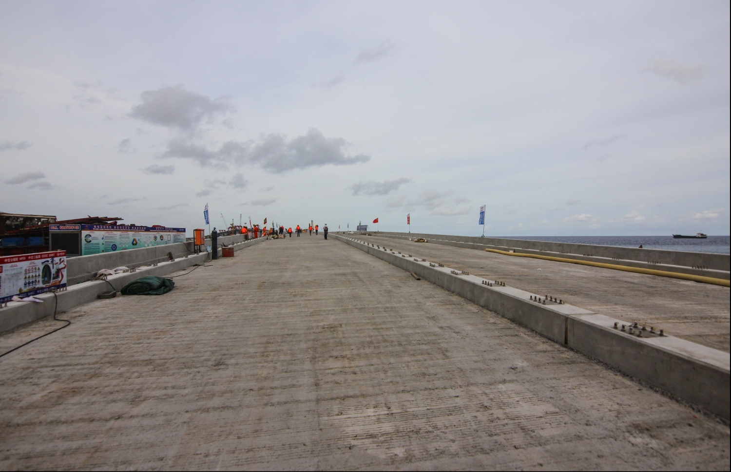 މާލެ: ޖުލައި 12، 2018- މާލެ-ހުޅުލެ ބްރިޖުގެ އެންމެ ފަހުގެ މަސައްކަތްތައް މީޑިއާ އަށް ދައްކާލުން: ވެހިކަލްތަކަށް ޖުމްލަ ހަތަރު ލޭން ބްރިޖުގައި އޮންނާނެ. އެއީ ހުޅުލޭ ކޮޅަށް ޚާއްސަ ދެ ލޭނާއި މާލޭ ކޮޅަށް ދެ ލޭން. މާލޭ ކޮޅުގެ ދެ ލޭންގައި، 3.5 މީޓަރު ހުންނައިރު، އަނެއް ދެ ލޭންގައި 3.2 މީޓަރު ހުންނާނެ ކަމަށް ބްރިޖުގެ މަސައްކަތުގައި އުޅުއްވާ އޮފިޝަލުން ވިދާޅުވޭ. އޭގެ އިތުރުން، ދެ ފަރާތުން ބައިސިކަލް ދުއްވޭވަރުގެ ލޭނެއް ވަނީ ހަދާފައި.---ފޮޓޯ: ހުސެއިން ވަހީދު/މިހާރު