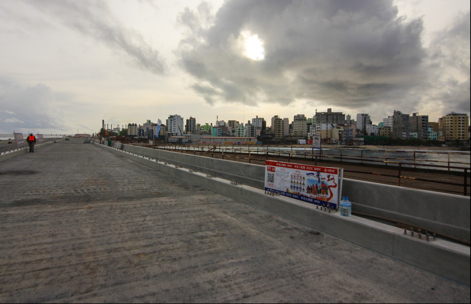 މާލެ: ޖުލައި 12، 2018- މާލެ-ހުޅުލެ ބްރިޖުގެ އެންމެ ފަހުގެ މަސައްކަތްތައް މީޑިއާ އަށް ދައްކާލުން: އަންނަ މަސް ތެރޭގައި ބްރިޖު ހުޅުވާއިރު، މިހާރު އޮތީ އެންމެ ފަހުގެ މަސައްކަތްތައް.---ފޮޓޯ: ހުސެއިން ވަހީދު/މިހާރު