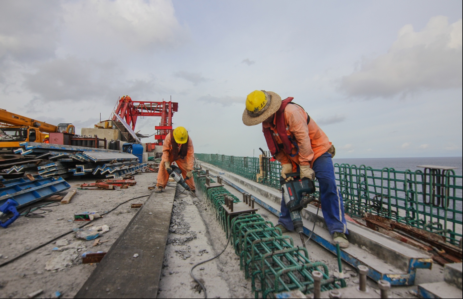 ބްރިޖުގައި ތާރު އެޅުމުގެ ތައްޔާރީތައް ވަނީ: މިހާރު ނުނިމި ހުރީ ނިސްބަތުން ވަރަށް މަދު މަސައްކަތްތަކެއް. --ފޮޓޯ: ހުސެއިން ވަހީދު/މިހާރު