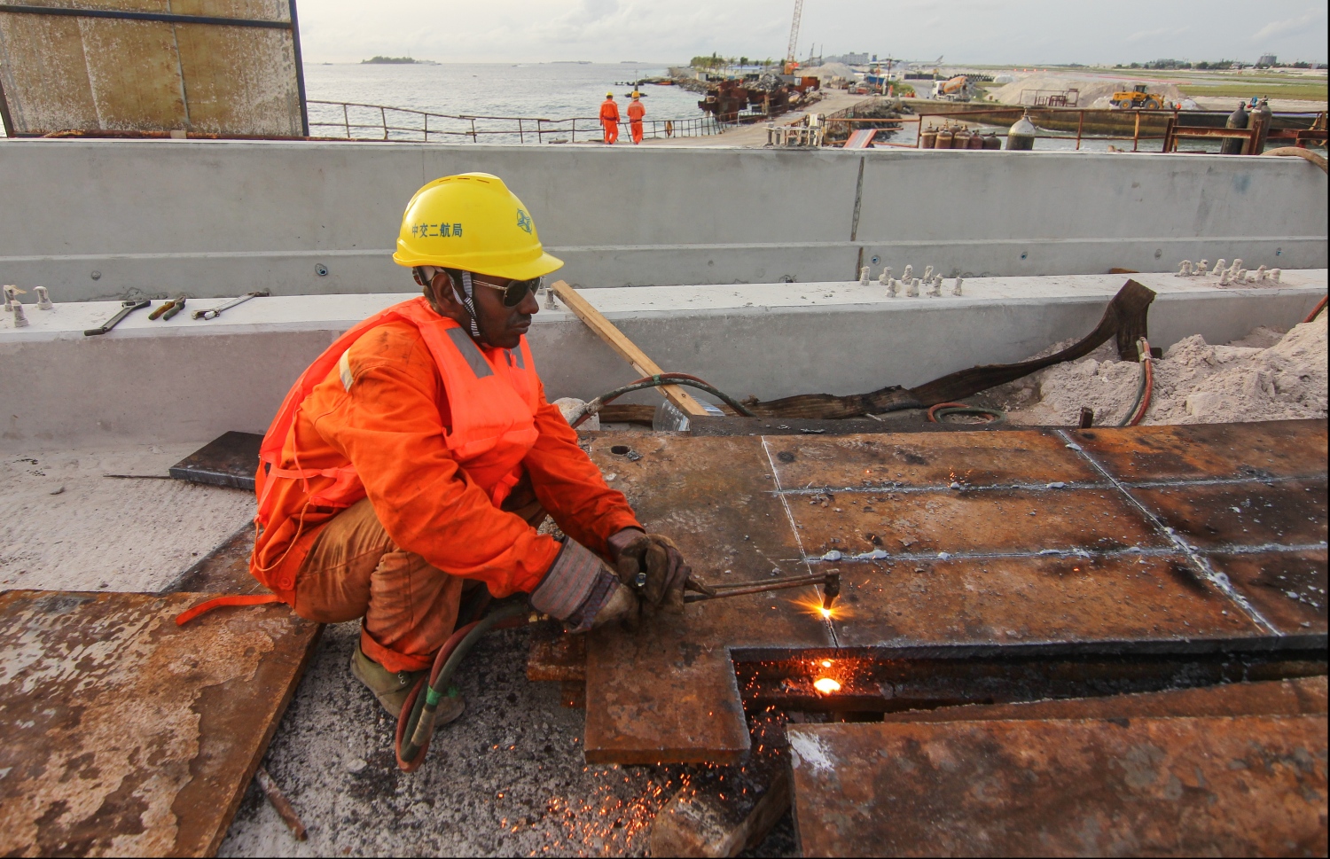 މާލެ: ޖުލައި 12، 2018- މާލެ-ހުޅުލެ ބްރިޖުގެ މަސައްކަތުގައި މީހަކު ހަރަކާތްތެރިވަނީ.---ފޮޓޯ: ހުސެއިން ވަހީދު/މިހާރު