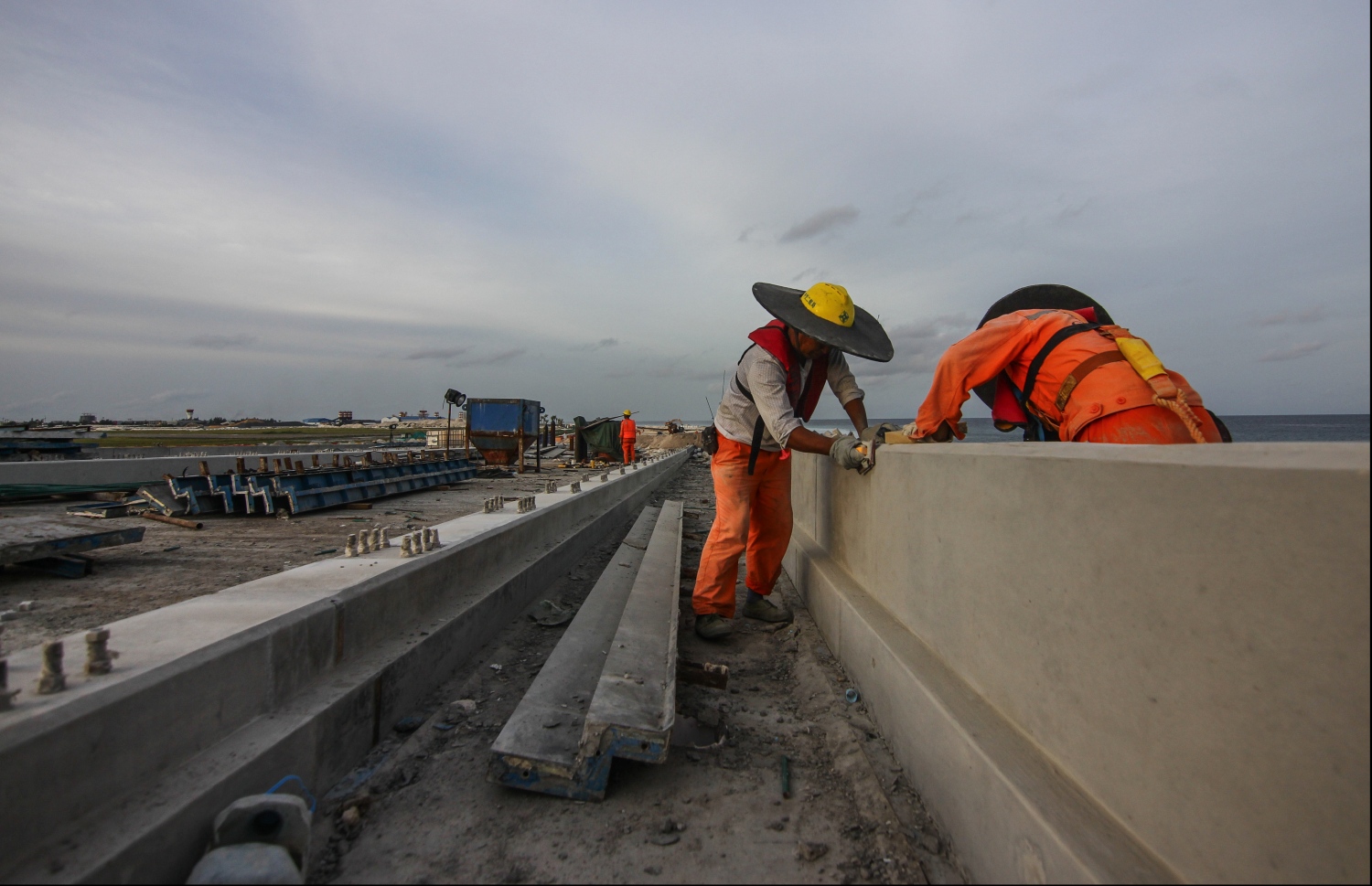 މާލެ: ޖުލައި 12، 2018- މާލެ-ހުޅުލެ ބްރިޖުގެ މަސައްކަތުގައި ދެ މީހަކު ހަރަކާތްތެރިވަނީ: ބްރިޖުގައި ހަތް ތަނބު ޖަހާފައިވާއިރު، ކަނޑުގެ އަޑިން ފެށިގެން 100 މީޓަރު ފުނަން ބައެއް ހޮޅިތައް ޖަހަން ޖަރުމަނުގެ ޓެކްނޮލޮޖީ ވެސް ބޭނުން ކުރި.---ފޮޓޯ: ހުސެއިން ވަހީދު/މިހާރު