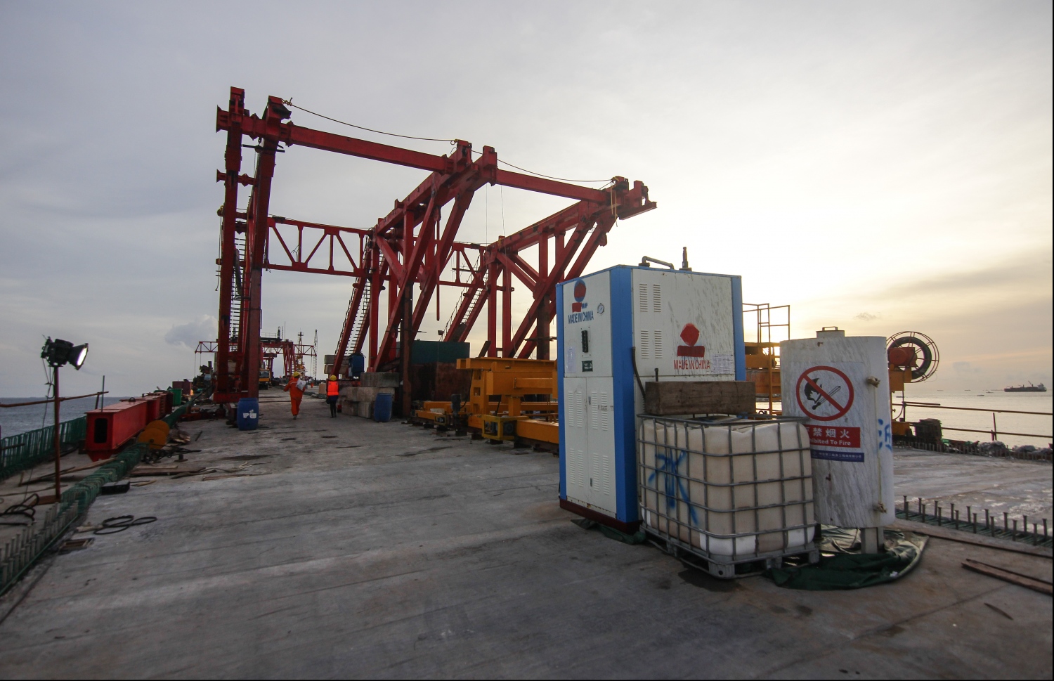 މާލެ: ޖުލައި 12، 2018- މާލެ-ހުޅުލެ ބްރިޖުގެ އެންމެ ފަހުގެ މަސައްކަތްތައް މީޑިއާ އަށް ދައްކާލުން: އަންނަ އޯގަސްޓް މަހުގެ ތެރޭގައި މި ބްރިޖު ރަސްމީކޮށް ހުޅުވާނެ. އެކަމަކު ބްރިޖުން ދަތުރުކުރާ މީހުންގެ އަތުން ނަގާނެ ފީއެއް އަދި ކަނޑައެއް ނާޅާ.---ފޮޓޯ: ހުސެއިން ވަހީދު/މިހާރު