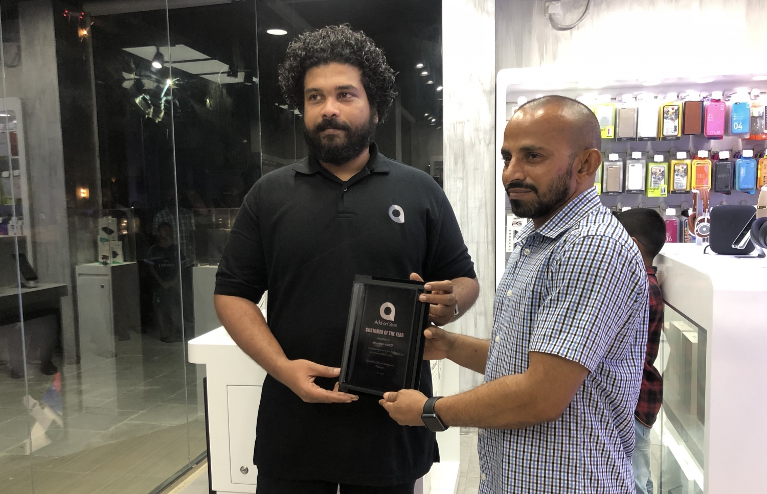 އެޑް އޮން ސްޓޯރު ހުޅުމާލެ ފިހާރަ ހުޅުވުމަށް އެ ފިހާރައިގެ ފަރާތުން ހަނދާނީ ފިލައެއް ހަނީފަށް ހަދިޔާކުރަނީ. ފޮޓޯ: އަބްދުﷲ ޖަމީލު/ މިހާރު