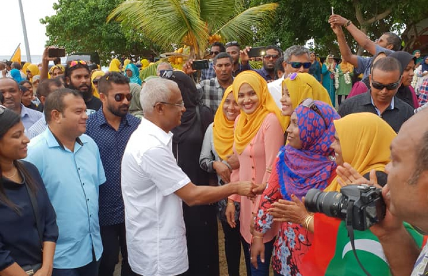 އިބޫ އައްޑު އަށް ވަޑައިގަތުމުން، މަރުހަބާ ކިޔަން ގަން އެއާޕޯޓަށް އެއްވި ބަޔަކާ ސަލާން ކުރައްވަނީ. ފޮޓޯ/ ހަސަން ސައީދު