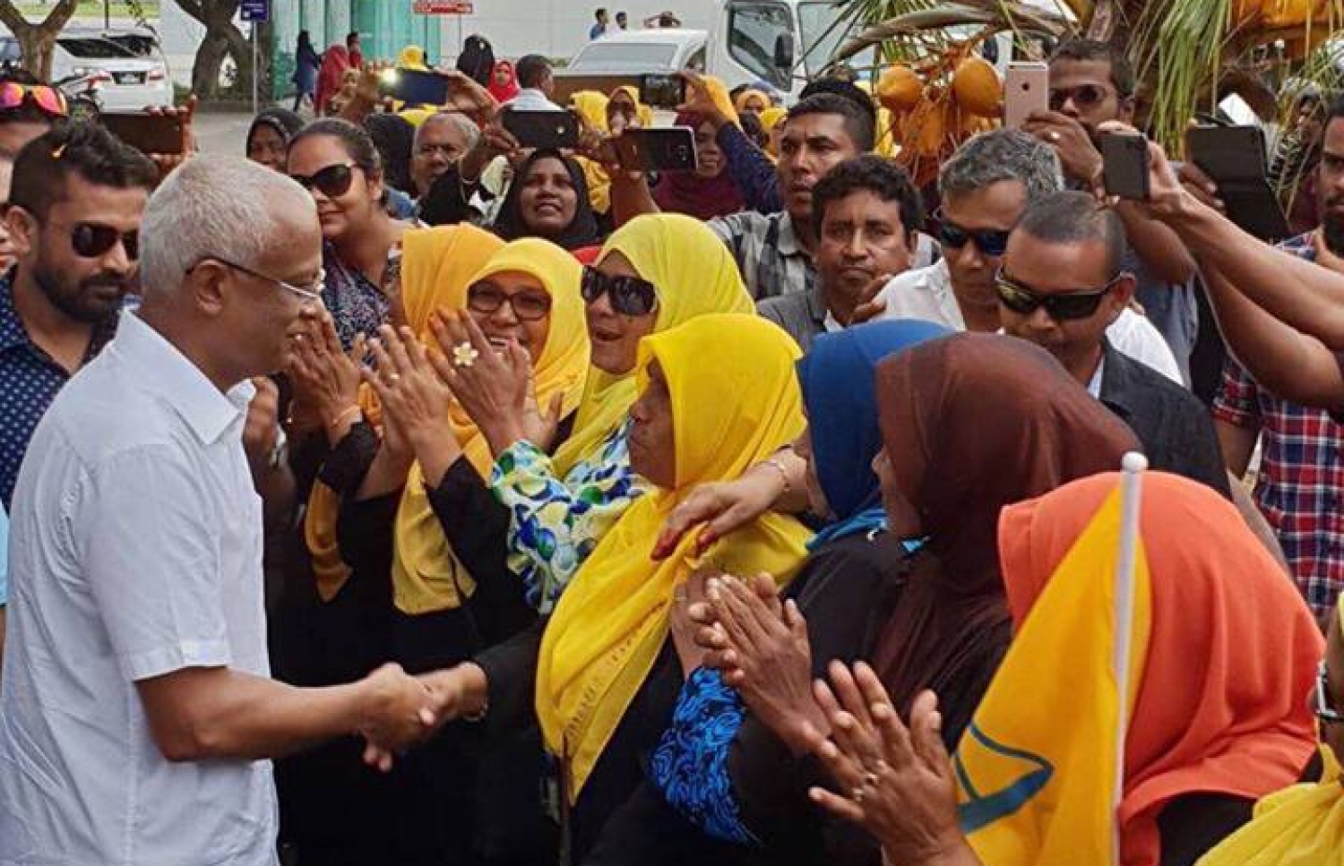 އިދިކޮޅު ރިއާސީ ކެންޑިޑޭޓް އިބޫ މިއަދު އައްޑު އަށް ވަޑައިގަތުމުން ގަން އެއާޕޯޓުން އިބޫ އަށް މަރުހަބާ ދަންނަވަނީ.