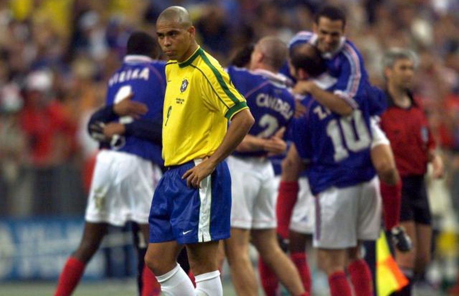 ރޮނާލްޑޯ 1998 ވަނަ އަހަރުގެ ވޯލްޑް ކަޕުގެ ފައިނަލް މެޗަށް ފަހު މާޔޫސްވެފައި. --ފޮޓޯ: އޭއެފްޕީ