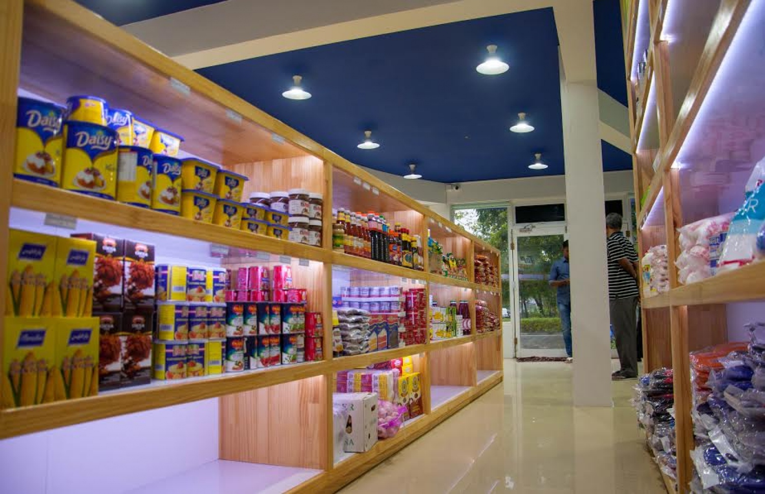 އެމްޔޫ ސްޓޯރުން ހުޅުމާލޭގައި ހުޅުވި ފިހާރަ: އެ ފިހާރަ ހުޅުވީ ހުޅުމާލޭ ނިރޮޅުމަގުގެ މެއިން ބަސްޓޮޕް ކުރިމައްޗަށްވާ ގޮތަށް. ފޮޓޯ: އެމްޔޫ ސްޓޯރު