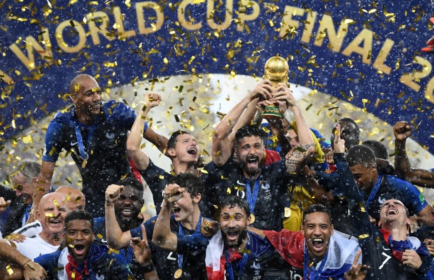 މޮސްކޯ، ރަޝިއާ (ޖުލައި 15) – ފީފާ ވޯލްޑް ކަޕް ފުޓްބޯޅަ މުބާރާތުގެ ފައިނަލް މެޗަށް ފަހު ފްރާންސް ކުޅުންތެރިން އުފާފާޅުކުރަނީ: ފްރާންސުން ތަށި ހޯދީ ފައިނަލުގައި ކްރޮއޭޝިއާ އަތުން 4-2 އިން މޮޅުވެގެން. –ފޮޓޯ: އޭއެފްޕީ