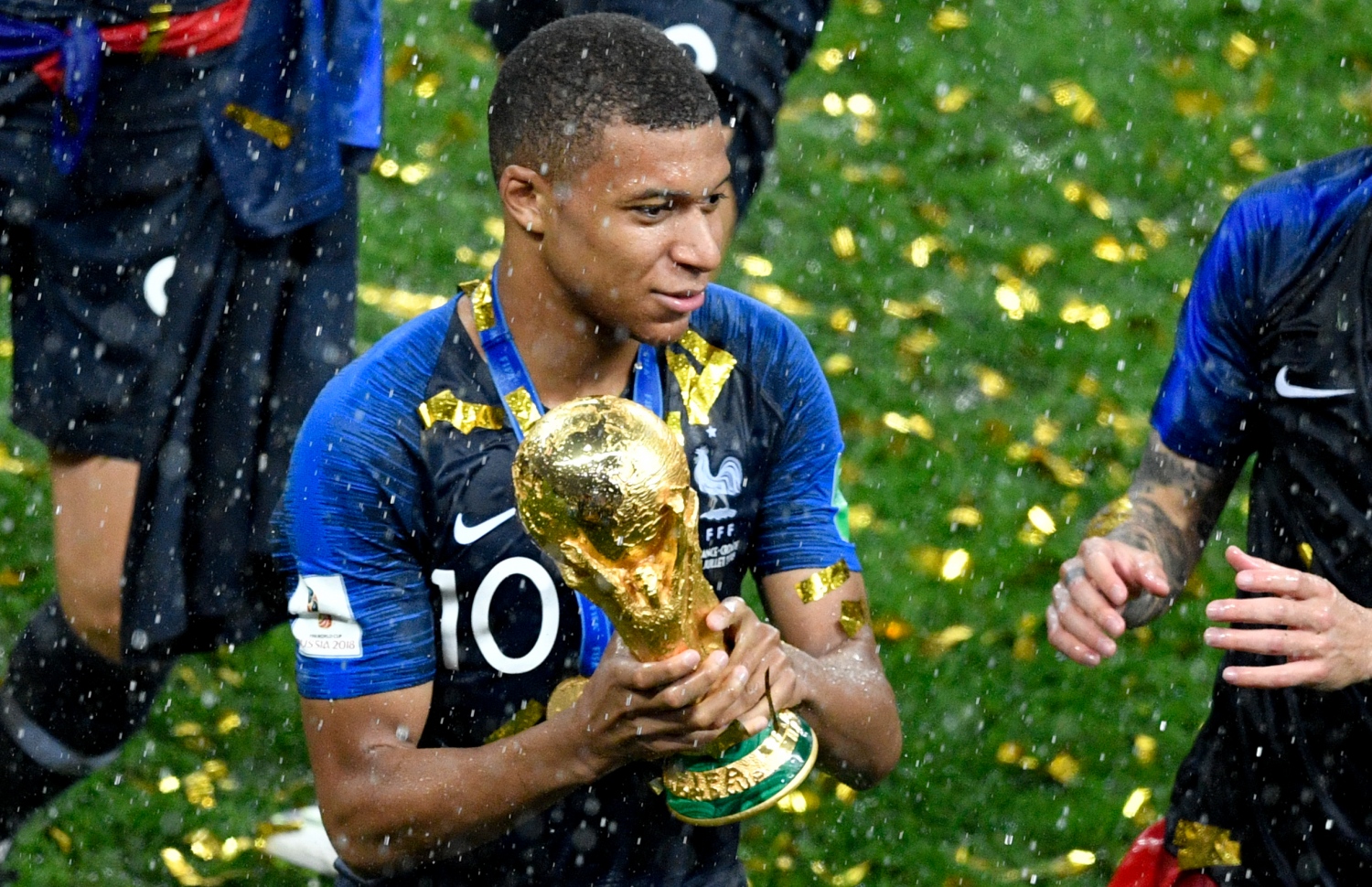 މޮސްކޯ، ރަޝިއާ (ޖުލައި 15) – ފީފާ ވޯލްޑް ކަޕް ފުޓްބޯޅަ މުބާރާތުގެ ފައިނަލް މެޗަށް ފަހު ފްރާންސްގެ ކީލިއަން އެމްބާޕޭ ތަށްޓާ އެކު: ފްރާންސުން ތަށި ހޯދީ ފައިނަލުގައި ކްރޮއޭޝިއާ އަތުން 4-2 އިން މޮޅުވެގެން. –ފޮޓޯ: އޭއެފްޕީ