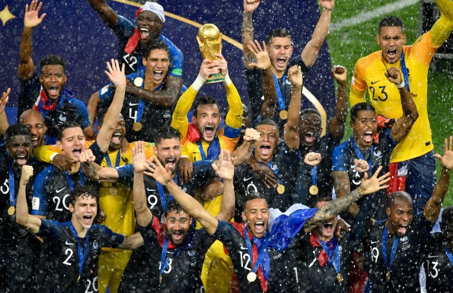 މޮސްކޯ، ރަޝިއާ (ޖުލައި 15) – ފީފާ ވޯލްޑް ކަޕް ފުޓްބޯޅަ މުބާރާތުގެ ފައިނަލް މެޗަށް ފަހު ފްރާންސްގެ ކުޅުންތެރިން އުފާފާޅުކުރަނީ: ފްރާންސުން ތަށި ހޯދީ ފައިނަލުގައި ކްރޮއޭޝިއާ އަތުން 4-2 އިން މޮޅުވެގެން. –ފޮޓޯ: އޭއެފްޕީ