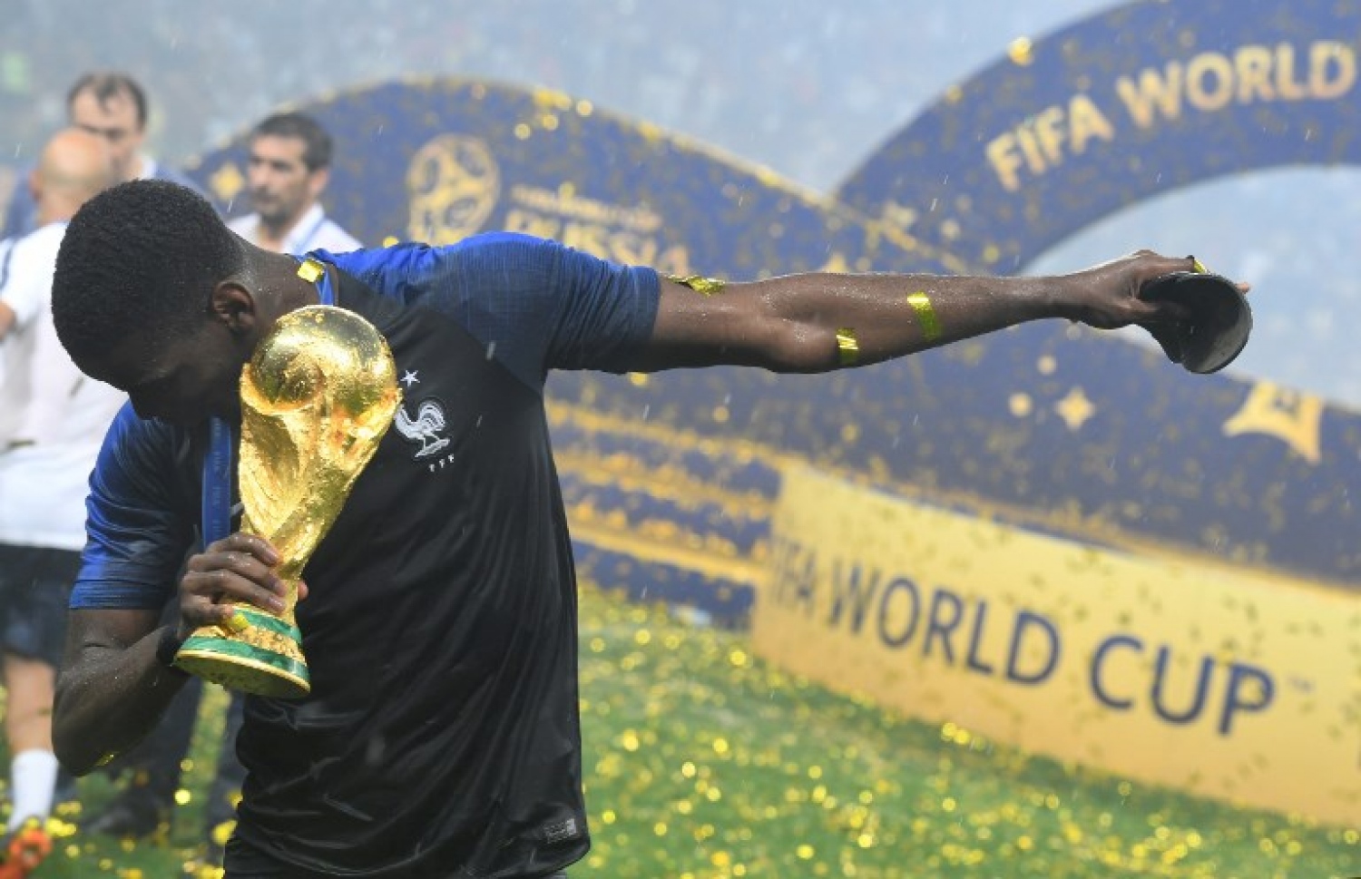 މޮސްކޯ، ރަޝިއާ (ޖުލައި 15) – ފީފާ ވޯލްޑް ކަޕް ފުޓްބޯޅަ މުބާރާތުގެ ފައިނަލް މެޗަށް ފަހު ފްރާންސްގެ ޕައުލް ޕޮގްބާ އުފާފާޅުކުރަނީ: ފްރާންސުން ތަށި ހޯދީ ފައިނަލުގައި ކްރޮއޭޝިއާ އަތުން 4-2 އިން މޮޅުވެގެން. –ފޮޓޯ: އޭއެފްޕީ