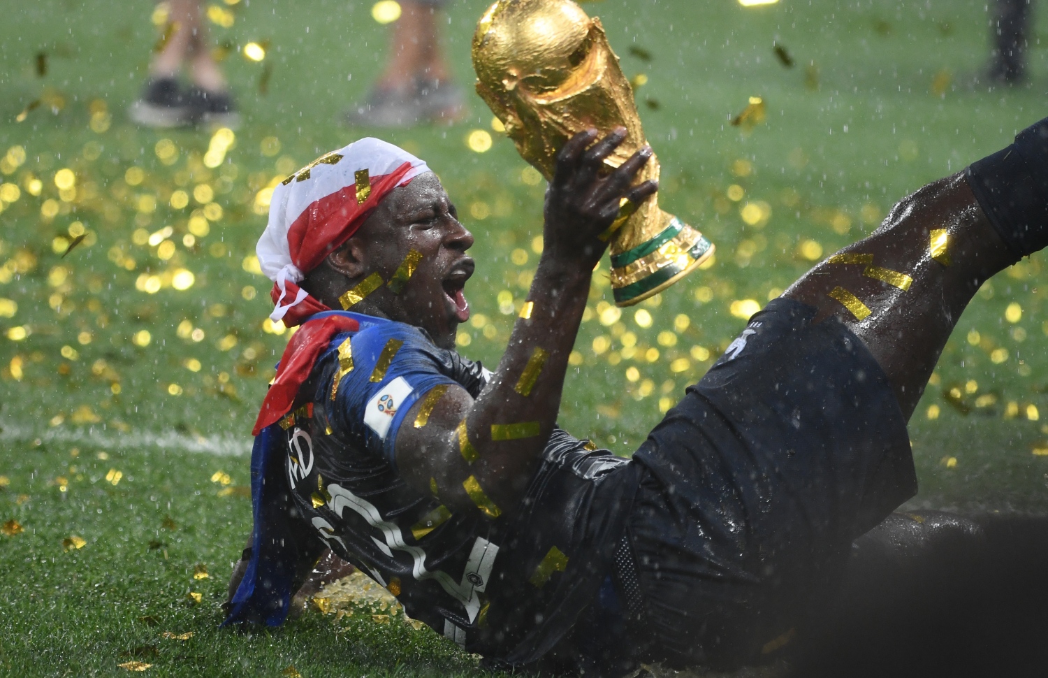 މޮސްކޯ، ރަޝިއާ (ޖުލައި 15) – ފީފާ ވޯލްޑް ކަޕް ފުޓްބޯޅަ މުބާރާތުގެ ފައިނަލް މެޗަށް ފަހު ފްރާންސްގެ ބެންޖަމިން މެންޑީ އުފާފާޅުކުރަނީ: ފްރާންސުން ތަށި ހޯދީ ފައިނަލުގައި ކްރޮއޭޝިއާ އަތުން 4-2 އިން މޮޅުވެގެން. –ފޮޓޯ: އޭއެފްޕީ