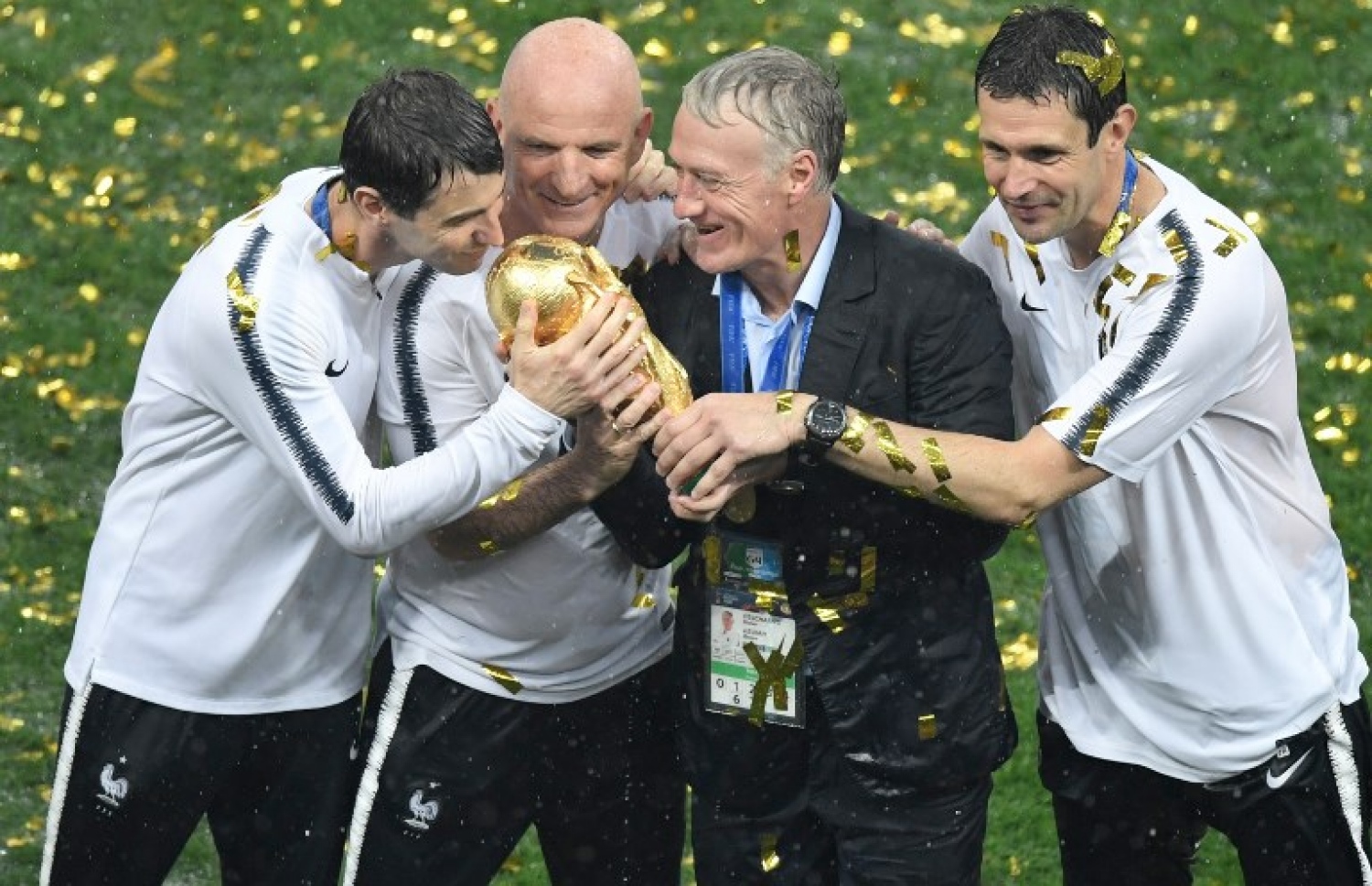 މޮސްކޯ، ރަޝިއާ (ޖުލައި 15) – ފީފާ ވޯލްޑް ކަޕް ފުޓްބޯޅަ މުބާރާތުގެ ފައިނަލް މެޗަށް ފަހު ފްރާންސްގެ ކޯޗު ޑިޑިއޭ ޑެޝޯމްޕްސް (ކ-2) އާއި ކޯޗިން ސްޓާފުން އުފާފާޅުކުރަނީ: ފްރާންސުން ތަށި ހޯދީ ފައިނަލުގައި ކްރޮއޭޝިއާ އަތުން 4-2 އިން މޮޅުވެގެން. –ފޮޓޯ: އޭއެފްޕީ