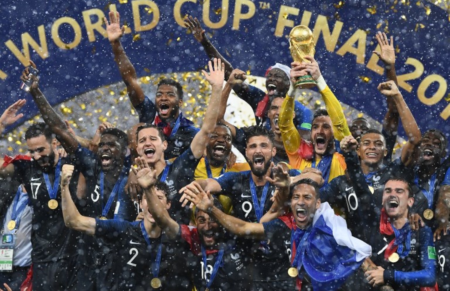 މޮސްކޯ، ރަޝިއާ (ޖުލައި 15) – ފީފާ ވޯލްޑް ކަޕް ފުޓްބޯޅަ މުބާރާތުގެ ފައިނަލް މެޗަށް ފަހު ފްރާންސް ޓީމު އުފާފާޅުކުރުން: ފްރާންސުން ތަށި ހޯދީ ފައިނަލުގައި ކްރޮއޭޝިއާ އަތުން 4-2 އިން މޮޅުވެގެން. –ފޮޓޯ: އޭއެފްޕީ