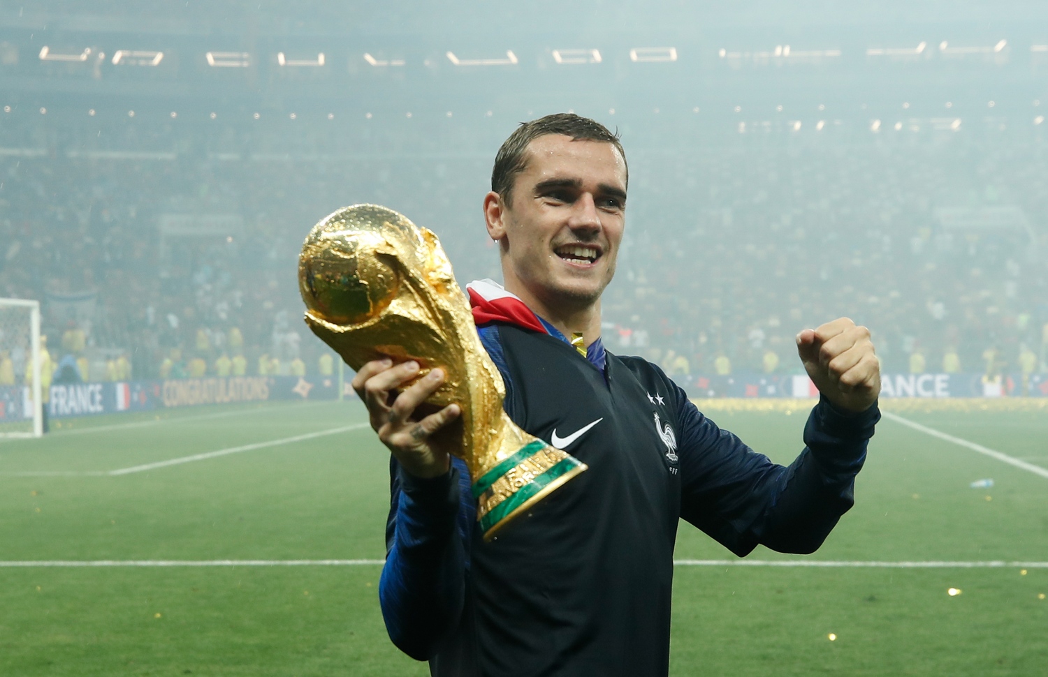 މޮސްކޯ، ރަޝިއާ (ޖުލައި 15) – ފީފާ ވޯލްޑް ކަޕް ފުޓްބޯޅަ މުބާރާތުގެ ފައިނަލް މެޗަށް ފަހު ފްރާންސްގެ އެންޓޮއިން ގްރިޒްމަން އުފާފާޅުކުރަނީ: ފްރާންސުން ތަށި ހޯދީ ފައިނަލުގައި ކްރޮއޭޝިއާ އަތުން 4-2 އިން މޮޅުވެގެން. –ފޮޓޯ: އޭއެފްޕީ