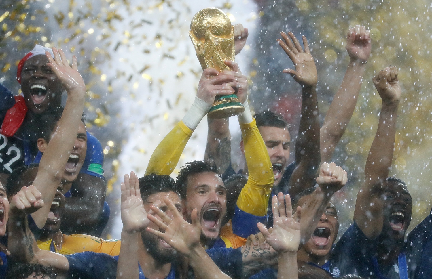 މޮސްކޯ، ރަޝިއާ (ޖުލައި 15) – ފީފާ ވޯލްޑް ކަޕް ފުޓްބޯޅަ މުބާރާތުގެ ޗެމްޕިއަންކަން ފްރާންސުން ދެ ވަނަ ފަހަރަށް ހޯދުން: އެ ޓީމުން ތަށި ހޯދީ ފައިނަލުގައި ކްރޮއޭޝިއާ އަތުން 4-2 އިން މޮޅުވެގެން. –ފޮޓޯ: އޭއެފްޕީ