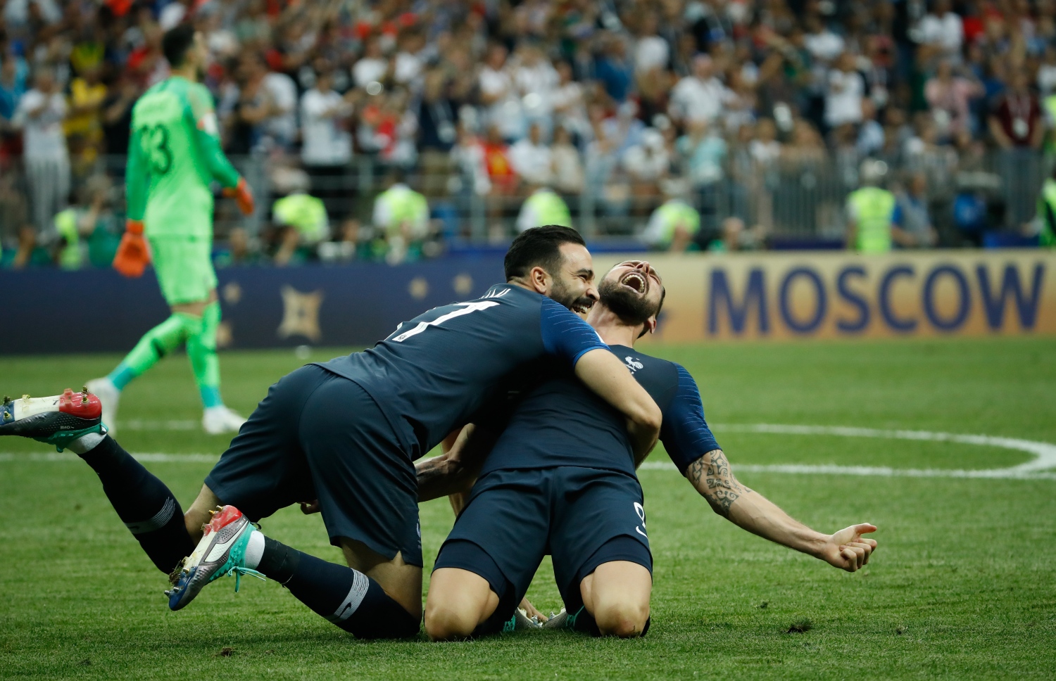 މޮސްކޯ، ރަޝިއާ (ޖުލައި 15) – ފީފާ ވޯލްޑް ކަޕް ފުޓްބޯޅަ މުބާރާތުގެ ޗެމްޕިއަންކަން ފްރާންސުން ދެ ވަނަ ފަހަރަށް ހޯދުން: އެ ޓީމުން ތަށި ހޯދީ ފައިނަލުގައި ކްރޮއޭޝިއާ އަތުން 4-2 އިން މޮޅުވެގެން. –ފޮޓޯ: އޭއެފްޕީ