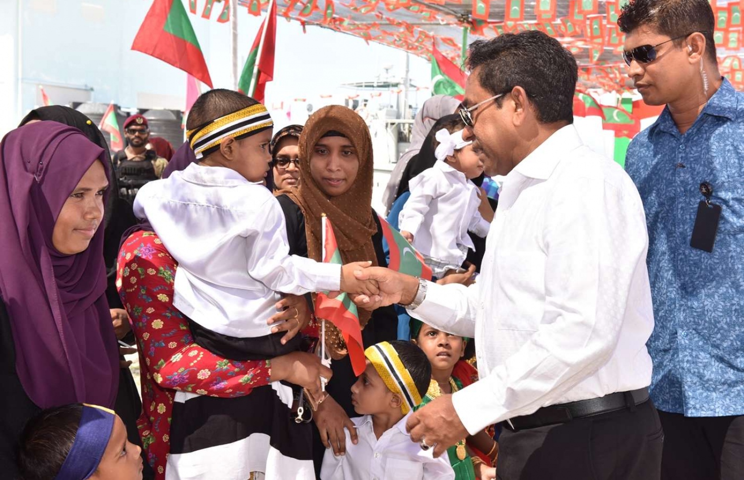 ރައީސް ޔާމީން މުލަކަށް ކުރެއްވި ދަތުރުފުޅުގައި އެރަށުގެ ރައްޔިތުންނާ ސަލާމް ކުރައްވަނީ. - ފޮޓޯ: ރައީސް އޮފީސް